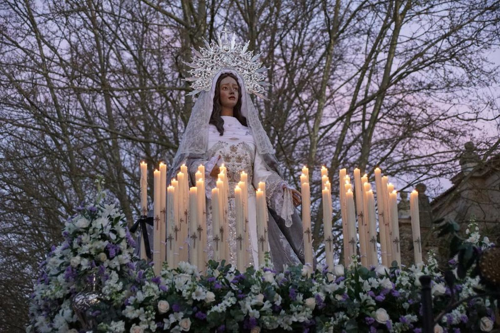 La procesión del Cristo del Amor y de la Paz ilumina a los salmantinos este Jueves Santo