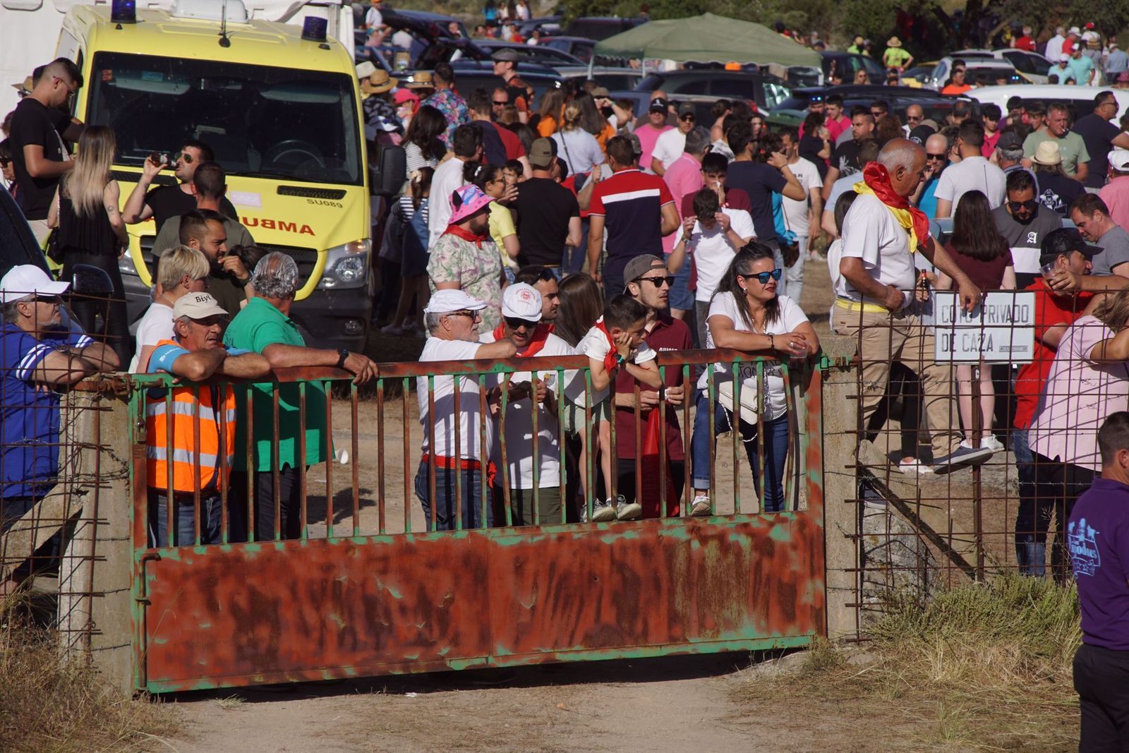 ledesma-calienta-motores-para-los-espantos-con-el-reparto-de-panuelos-y-la-salida-de-los-toros-del-prao-de-la-villa-19