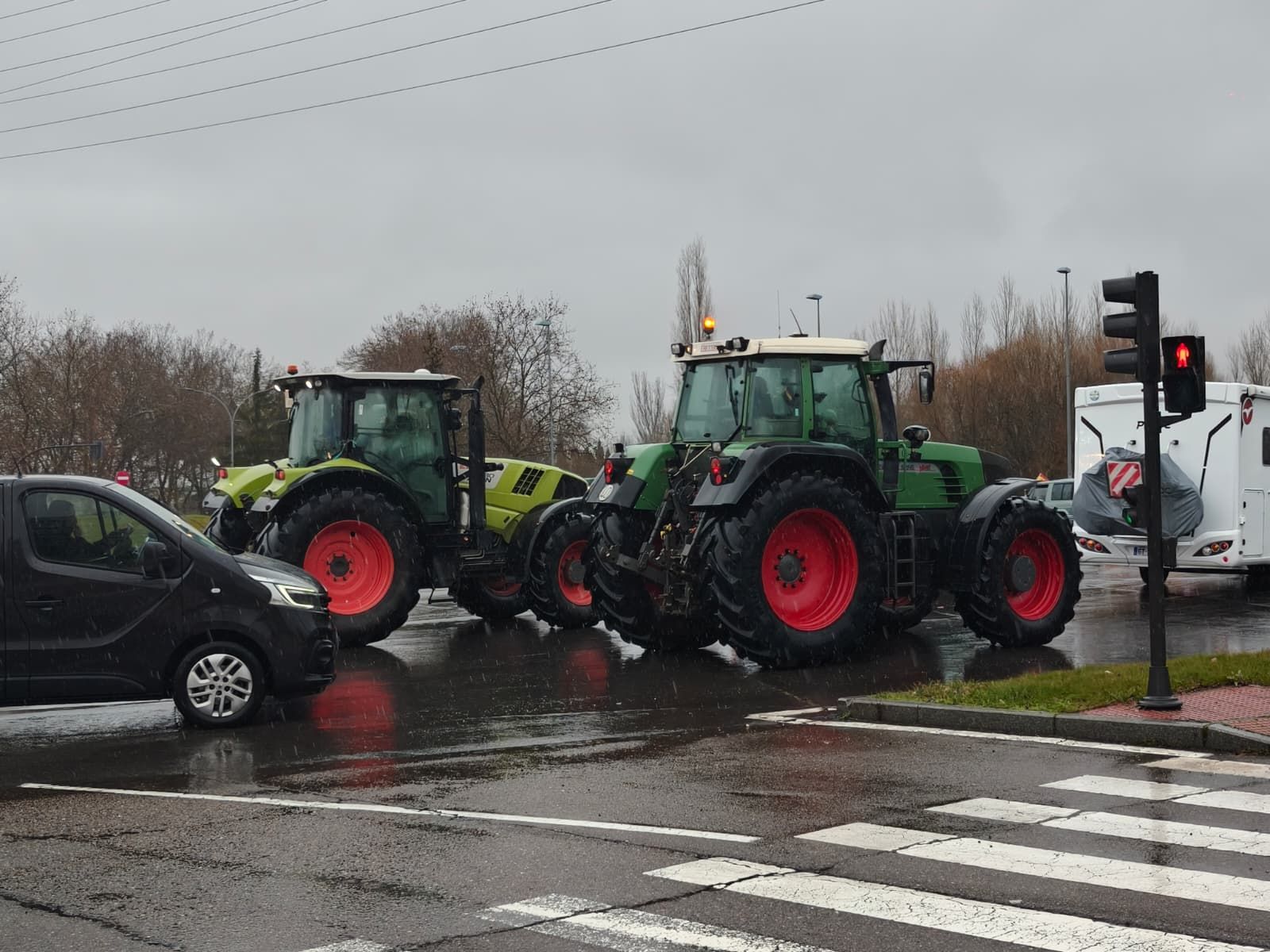 En imágenes la marcha con tractores y vehículos de campo en Salamanca en protesta contra Mercosur