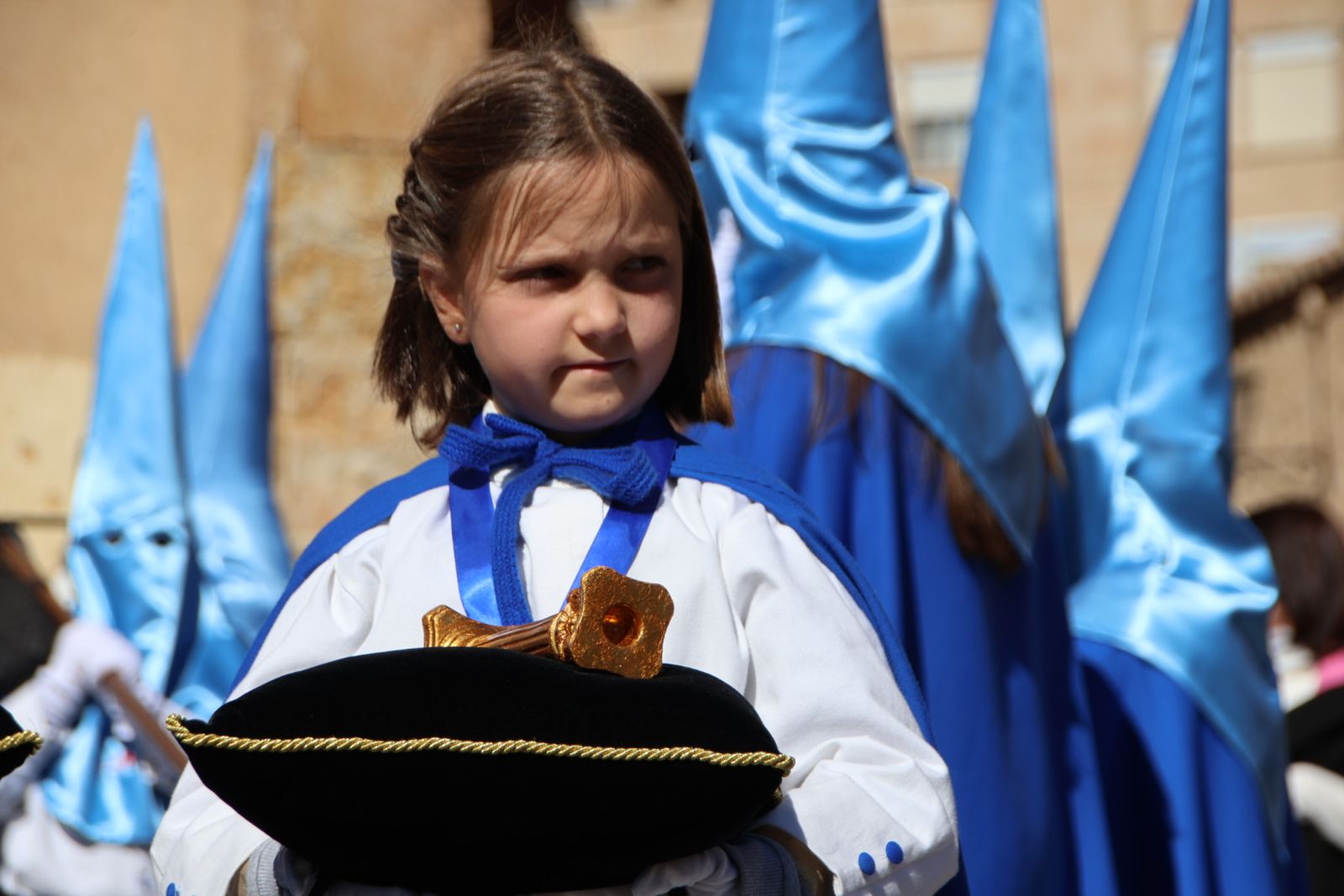 La devoción por el Santo Entierro llena de fe y pasión las calles de Salamanca