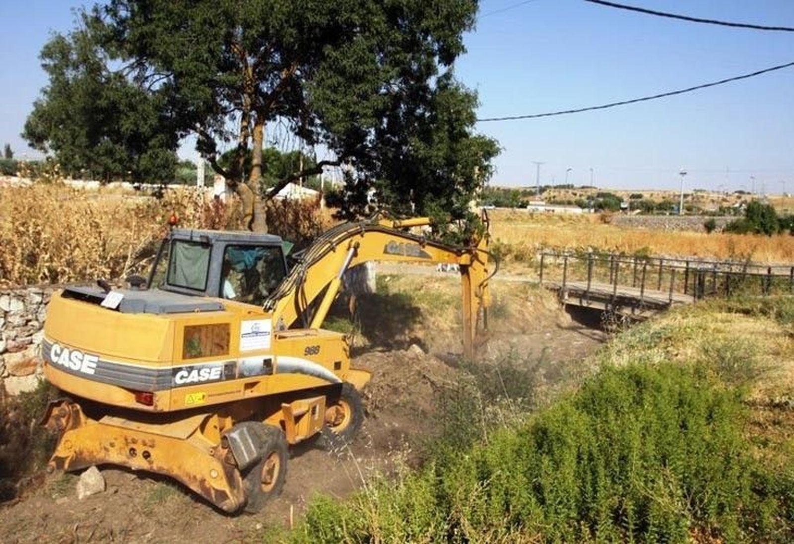 La CHD inicia los trabajos de limpieza en un arroyo de Zamora. Archivo