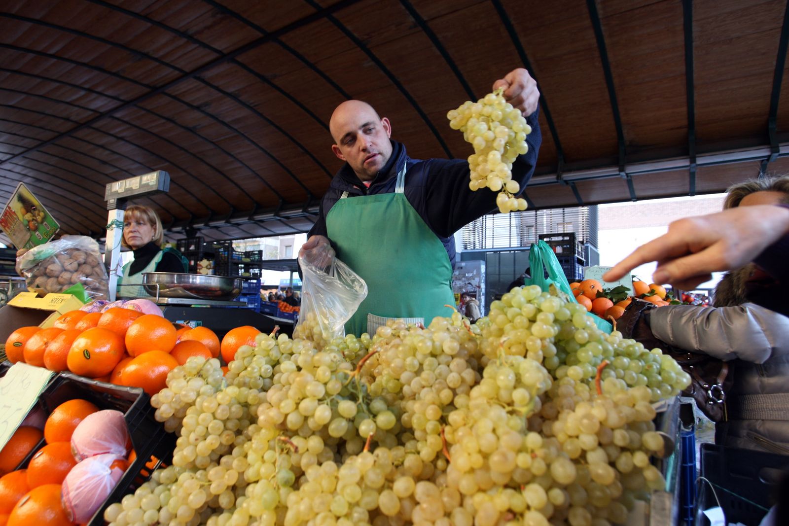 ICAL . Venta de uvas en el mercado de la Plaza España en Valladolid