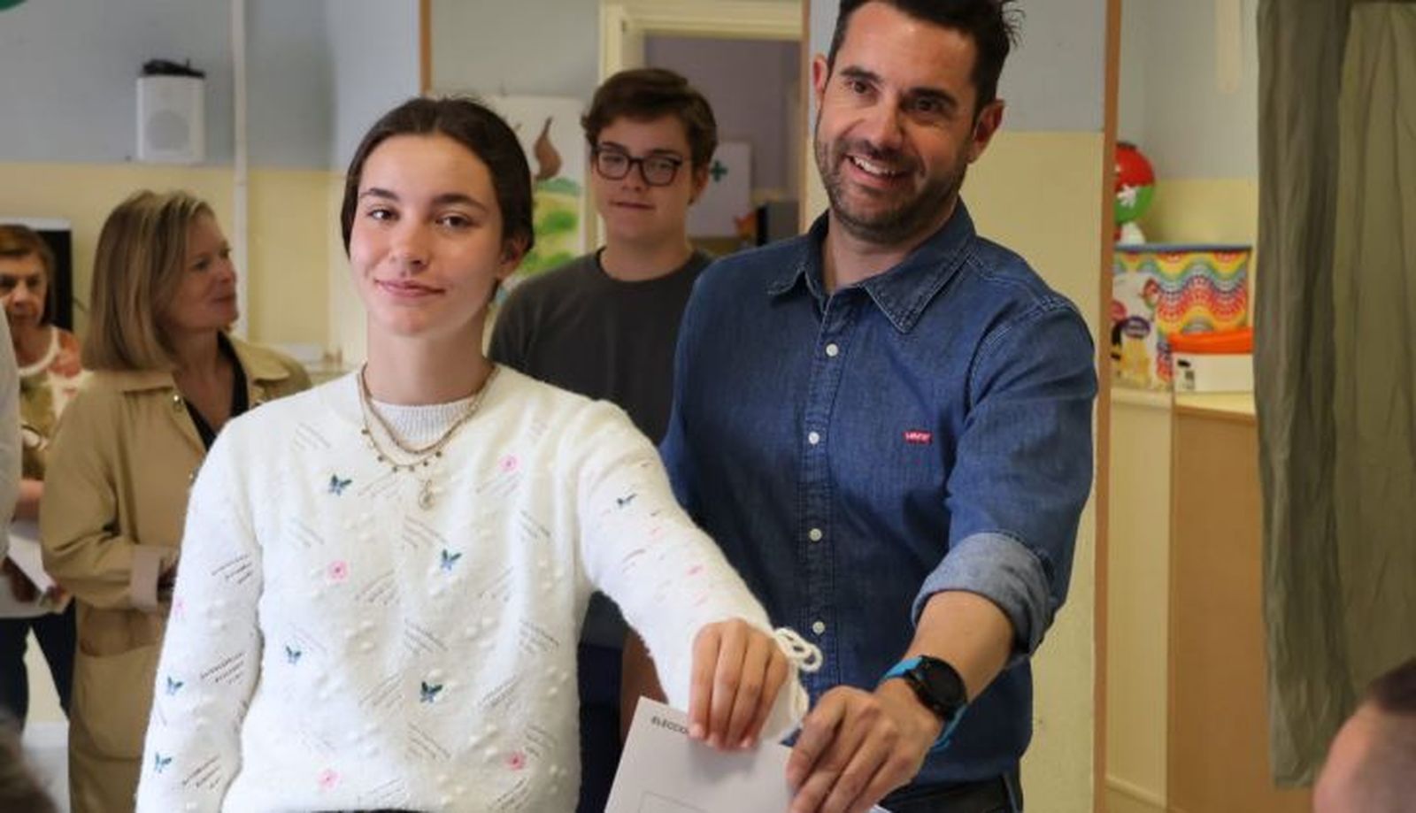 Antidio Fagúndez, secretario general del PSOE de Zamora, ejerce su derecho al voto.