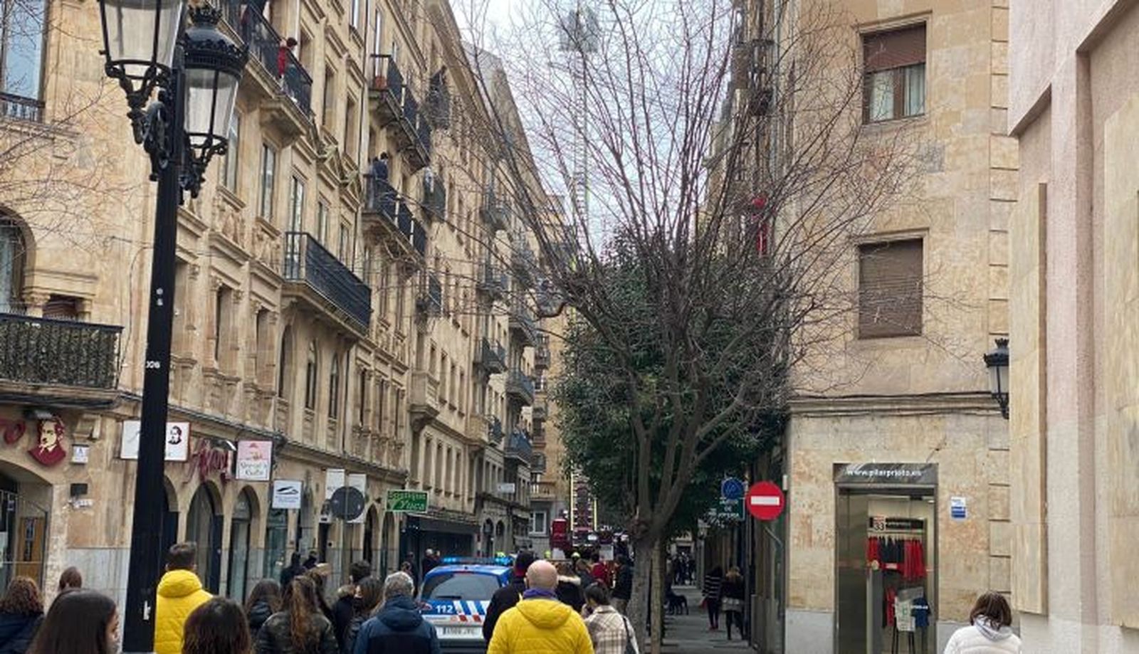 Los Bomberos revisan la azotea de un edificio en la calle Rectór Tovar 2