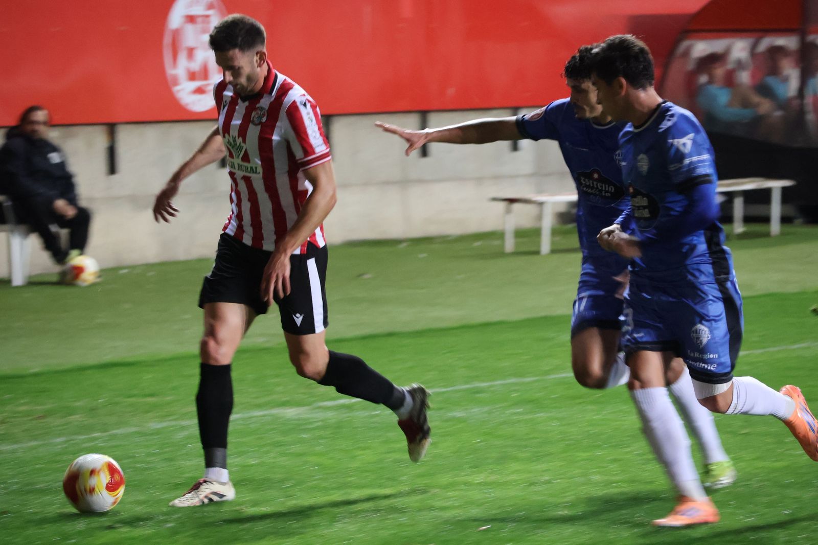 Markel Lozano en una jugada contra el Ourense CF (54).JPG