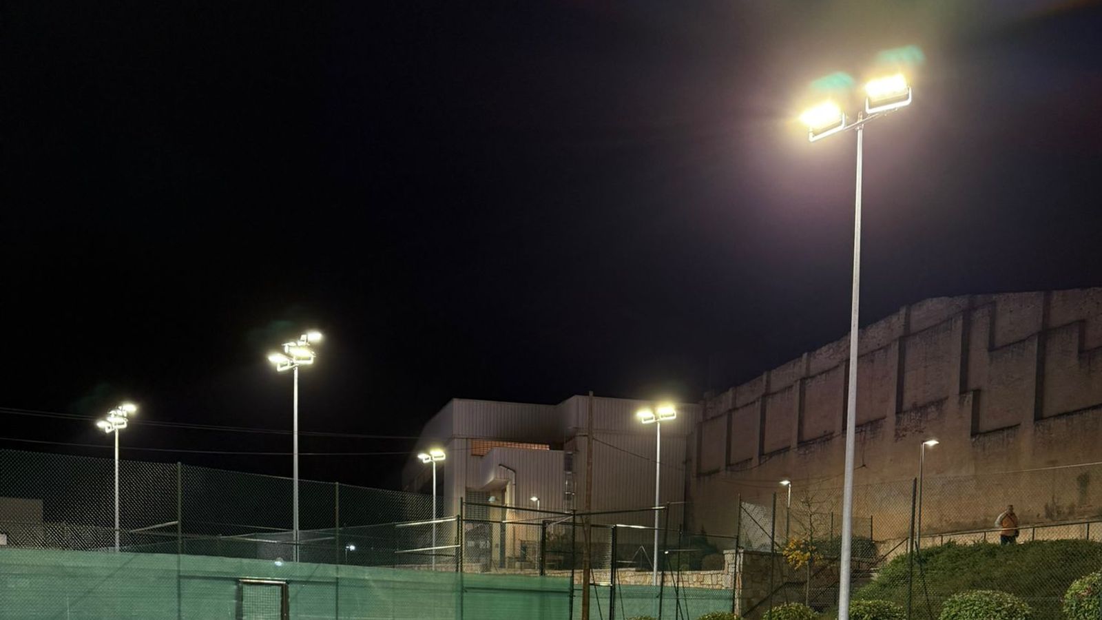 Nuevas luces LED en las pistas de tenis Rio Tormes