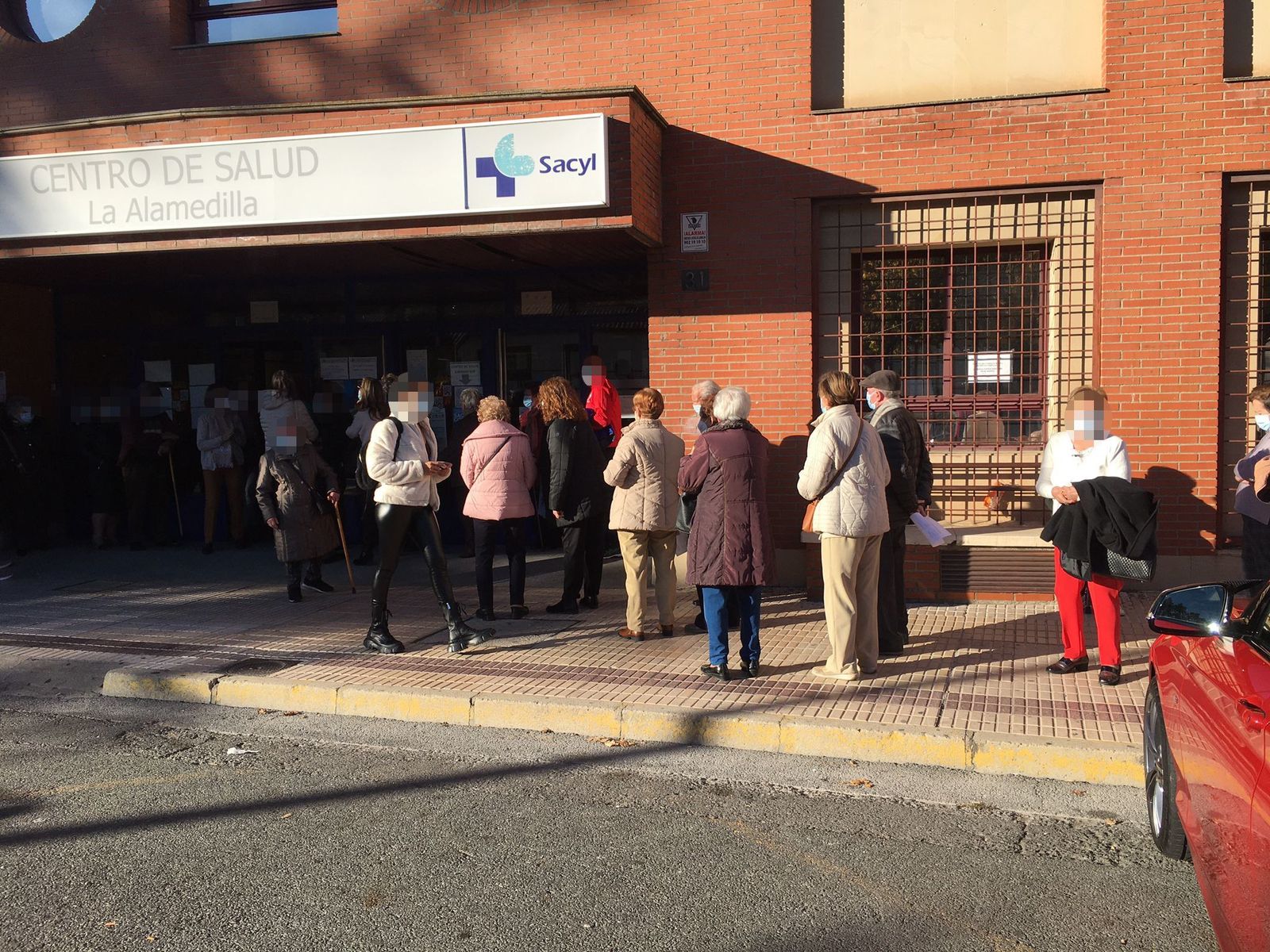 Importantes colas en el centro de salud de Alamedillas para vacunarse de la tercera dosis de la COVID 19 y de la gripe. Foto SALAMANCA 24HORAS