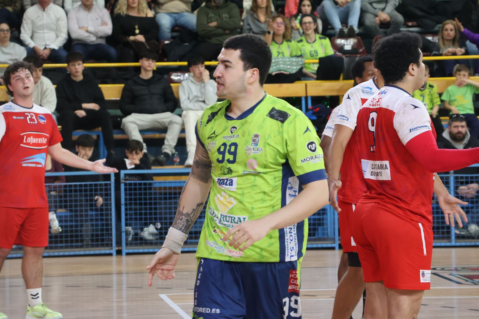 GALERÍA | Revive el apasionante duelo entre el Balonmano Zamora y el Ciudad de Santander