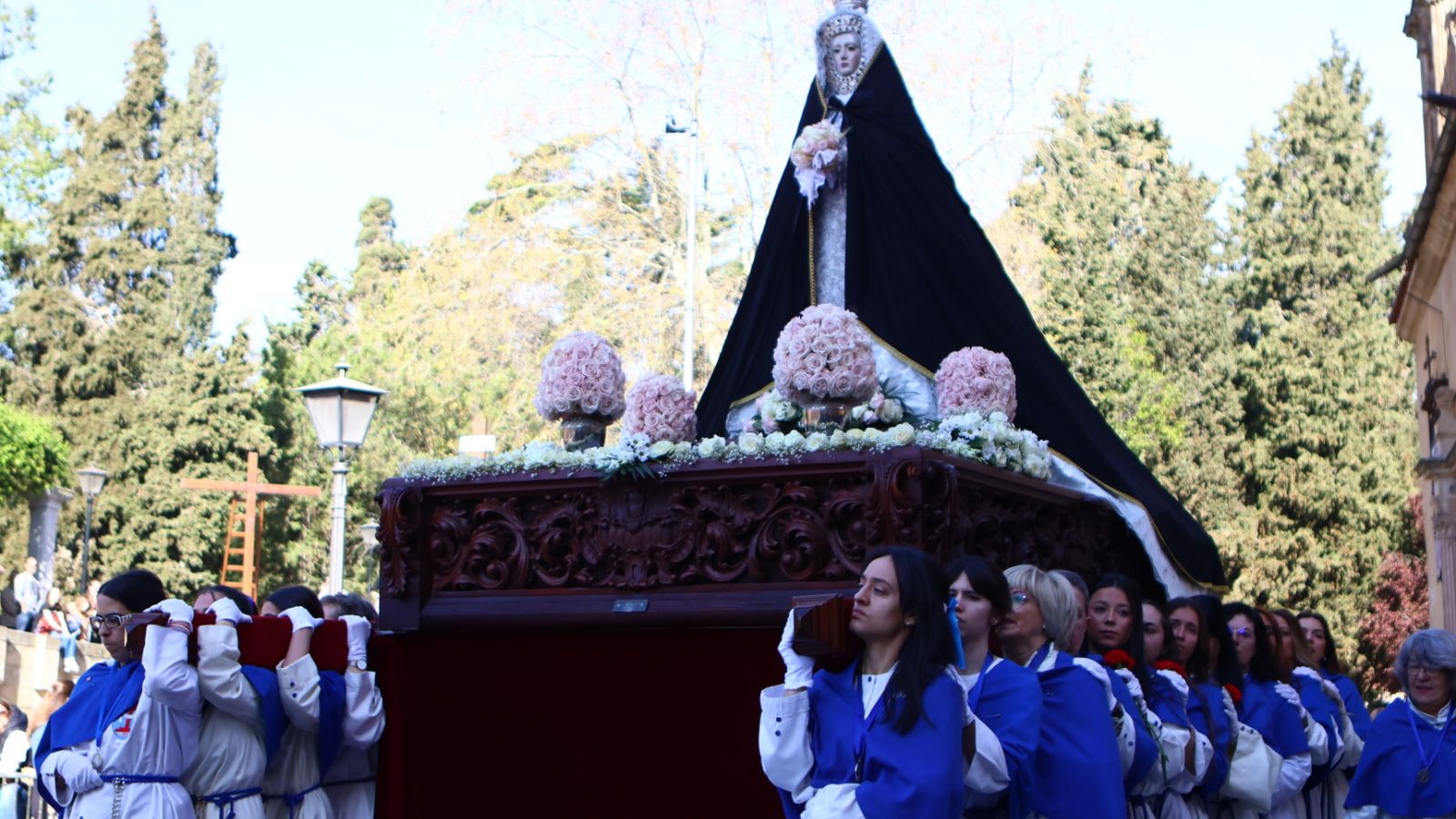 Procesión del encuentro de Nuestra Señora de la Alegría y Jesús Resucitado en el Domingo de Resurrección en Salamanca
