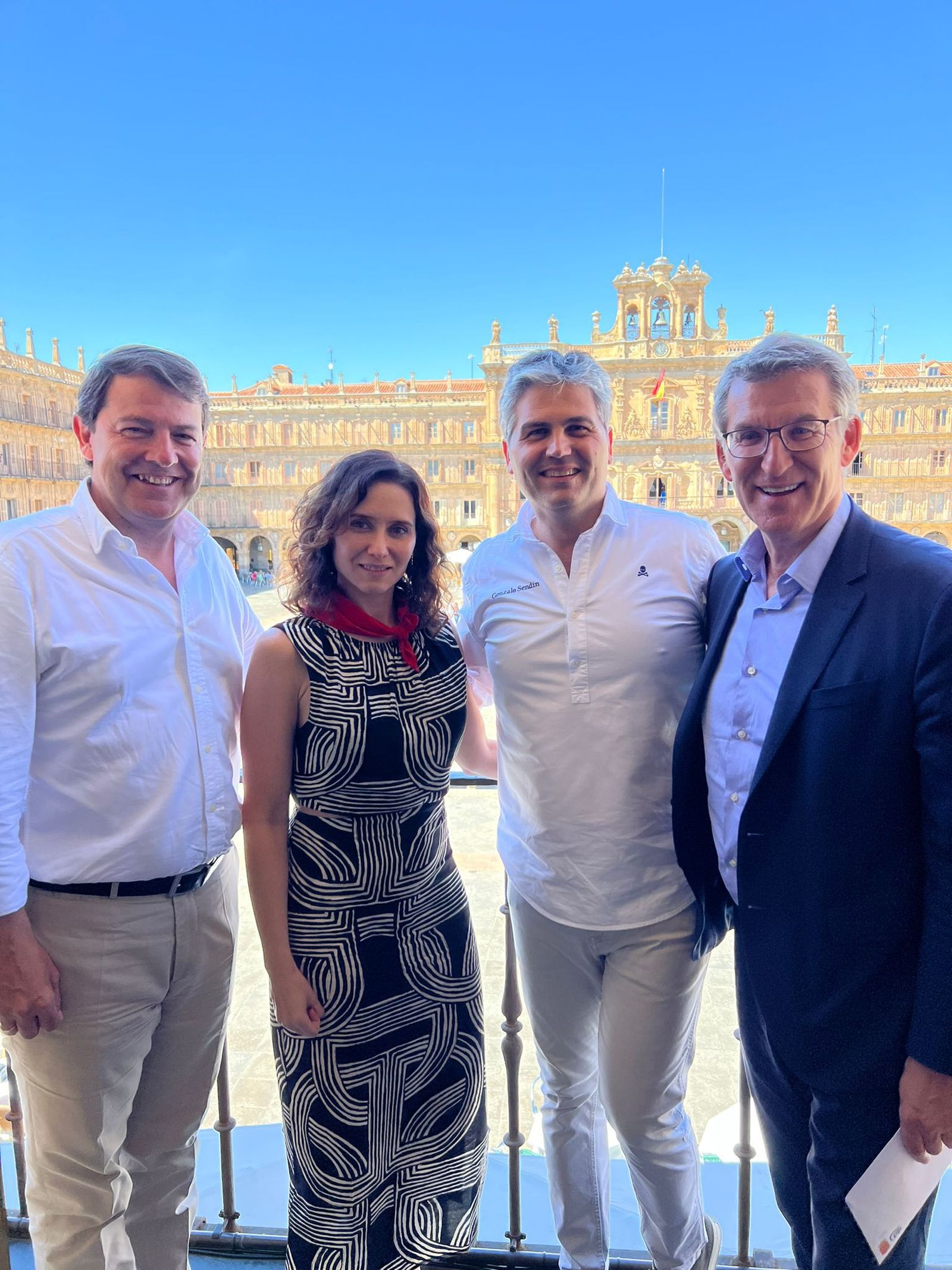 Alfonso Fernández Mañueco, Isabel Díaz Ayuso, Gonzalo Sendín y Alberto Nuñez Feijóo en el balcón de 'Las Tapas de Gonzalo'