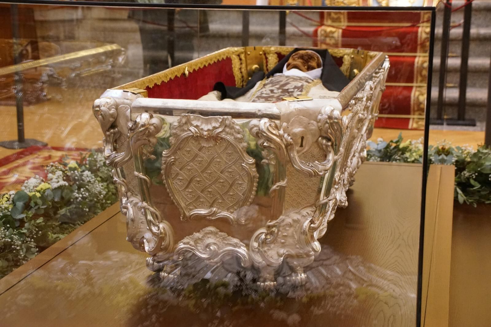 Apertura de la basílica de la Anunciación para venerar el cuerpo de Santa Teresa en Alba de Tormes. Fotos Juanes (25) Apertura de la basílica de la Anunciación para venerar el cuerpo de Santa Teresa en Alba de Tormes. Fotos Juanes (25)