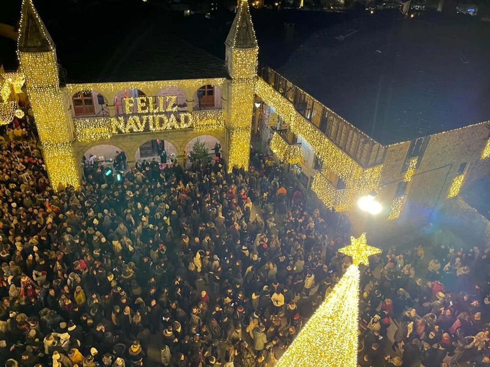 Encendido de la iluminación navideña en Puebla de Sanabria