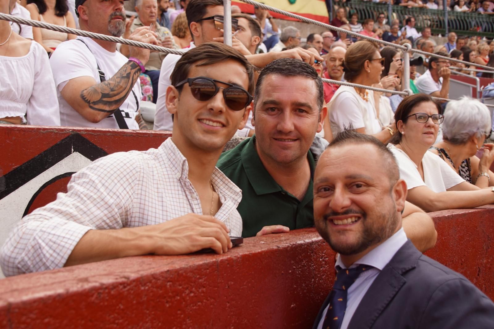 Expectación por ver los caballos de rejoneo en La Glorieta: imágenes del ambiente en los tendidos y en el patio de cuadrillas