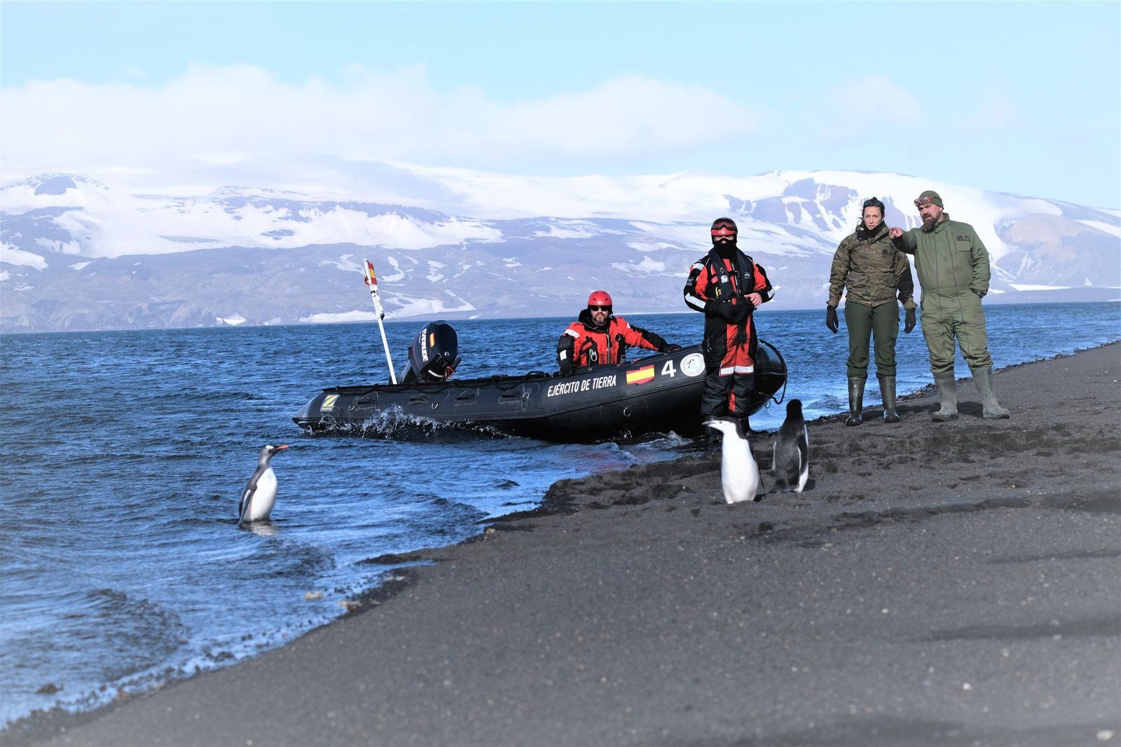 Descarga de material en la Base Antártica Española “Gabriel de Castilla” | ET
