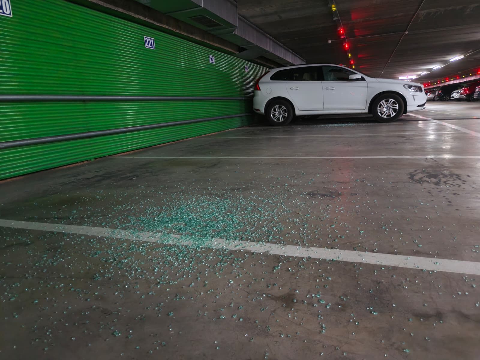 Saquean doce coches de madrugada en el parking de la avenida de Portugal