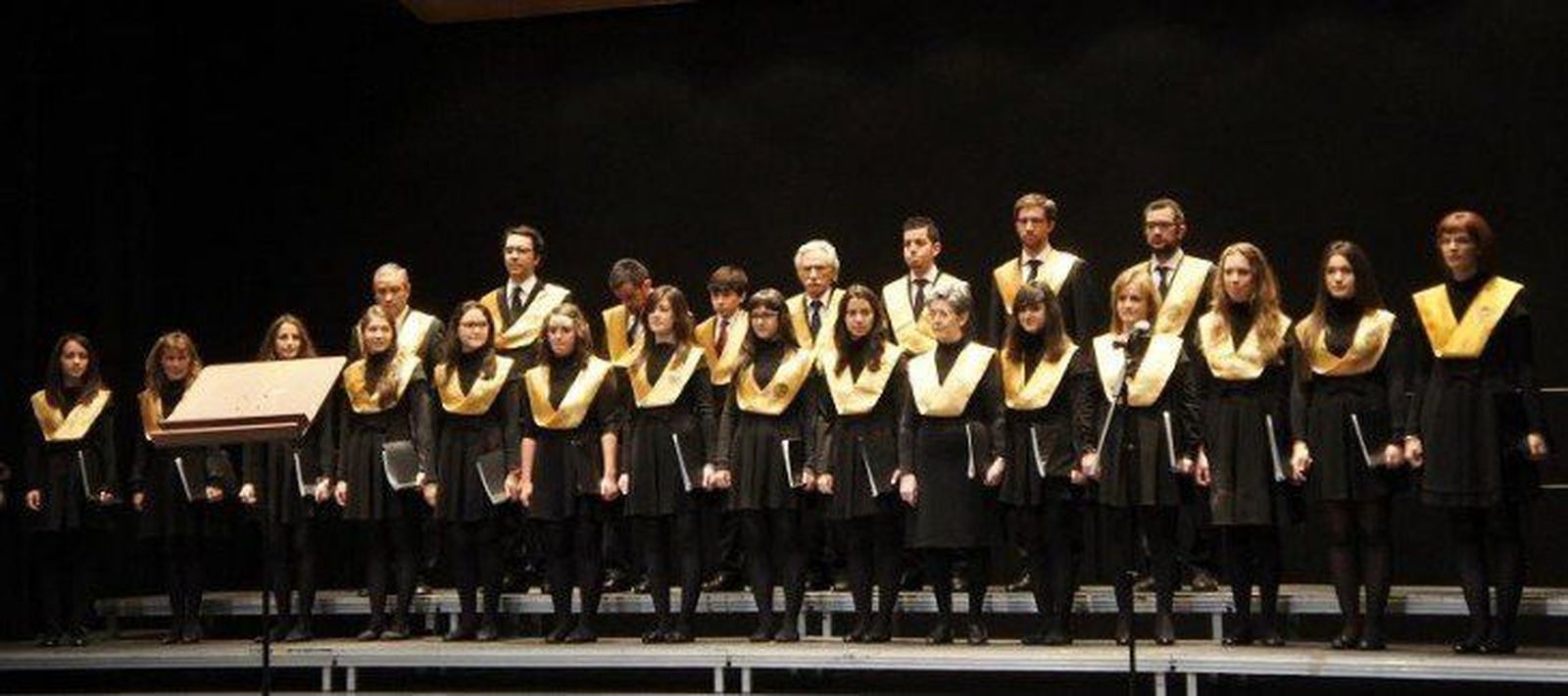 El coro Tomás Luis de Victoria deleita a los albercanos