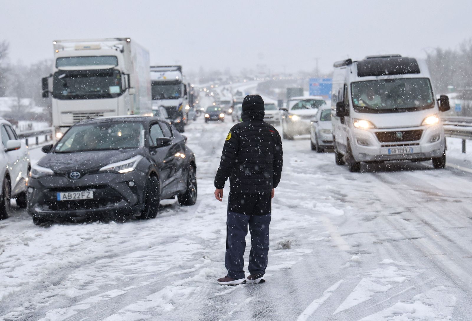 jose-vicente-ical-la-intensa-nevada-de-las-ultimas-horas-obliga-a-cerrar-al-trafico-la-autovia-de-la-ruta-de-la-plata-a-66-entre-sorihuela-y-vallejera-de-riofrio-salamanca-10