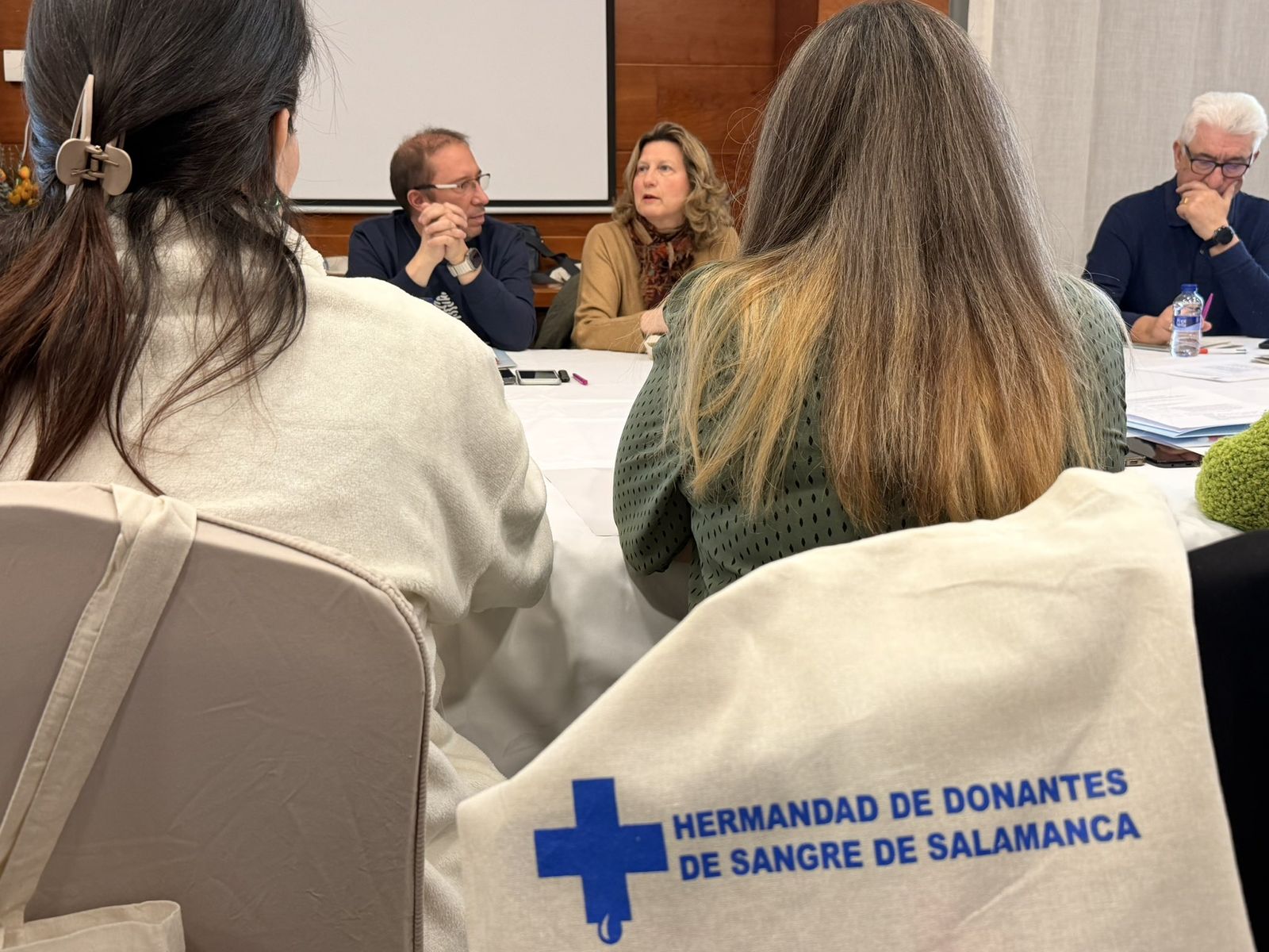 La concejala de Salud Pública, Vega Villar, ha saludado este sábado a los participantes en las VI Jornadas de Trabajo de la Federación de Hermandades de Donantes de Sangre de Castilla y León.