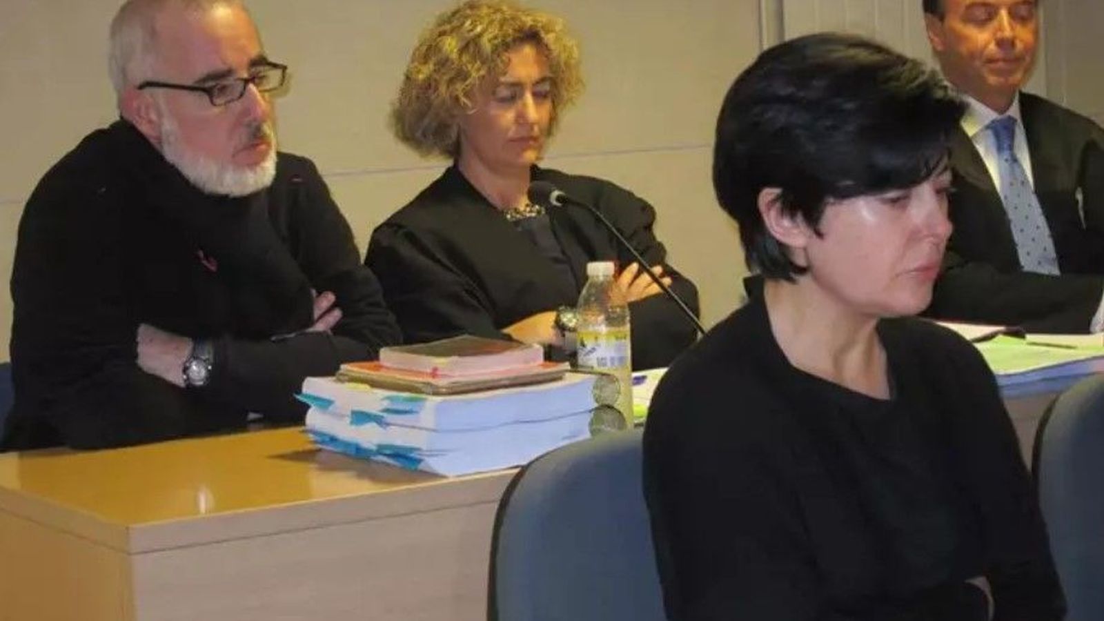 Archivo: Alfonso Basterra (sentado detrás) y Rosario Porto (delante), durante el juicio por la muerte de Asunta. Europa Press