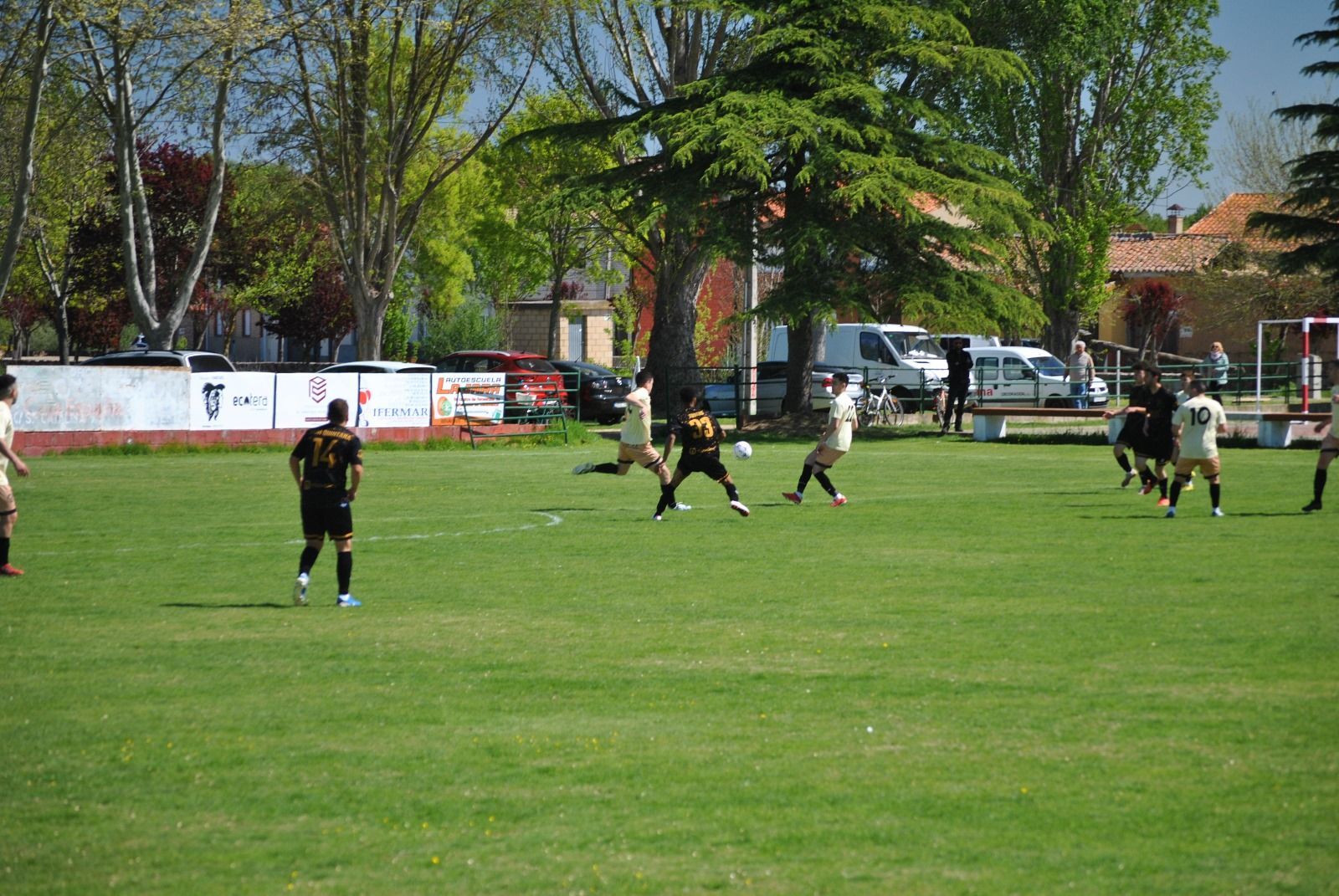 Un instante del duelo entre el Atlético Sanabria y el CD Ciudad de Benavente.