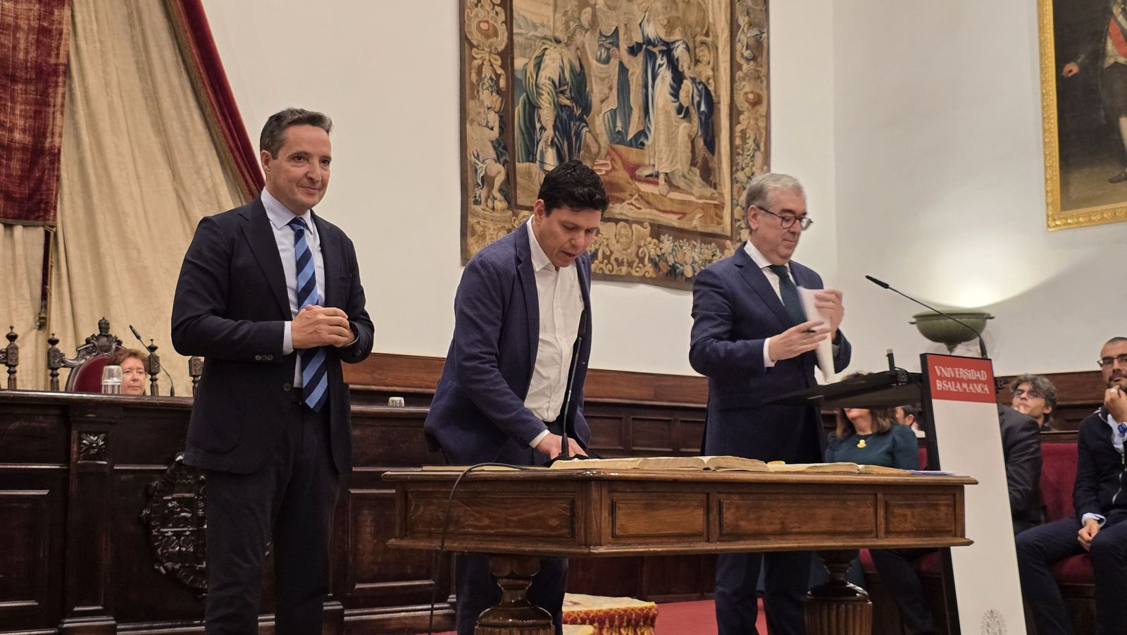 El rector de la Universidad de Salamanca preside el acto de toma de posesión de nuevos cargos académicos y del personal docente e investigador