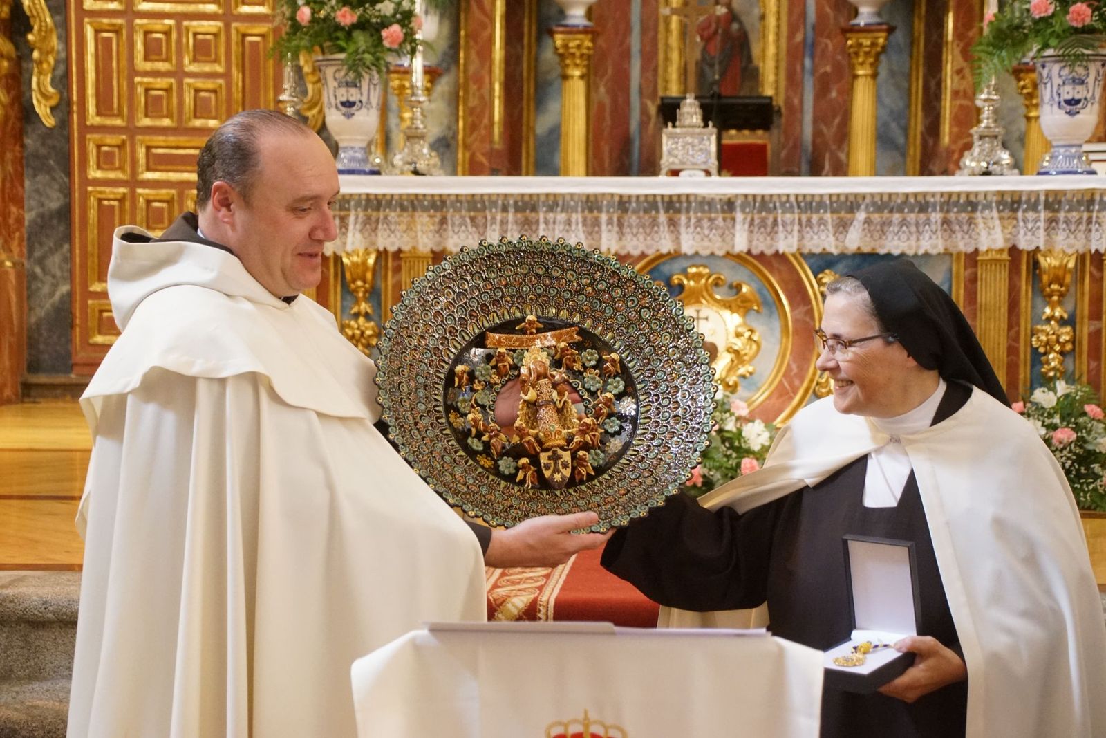 Alba nombra hijo adoptivo al prior Miguel Angel González  (19).jpeg