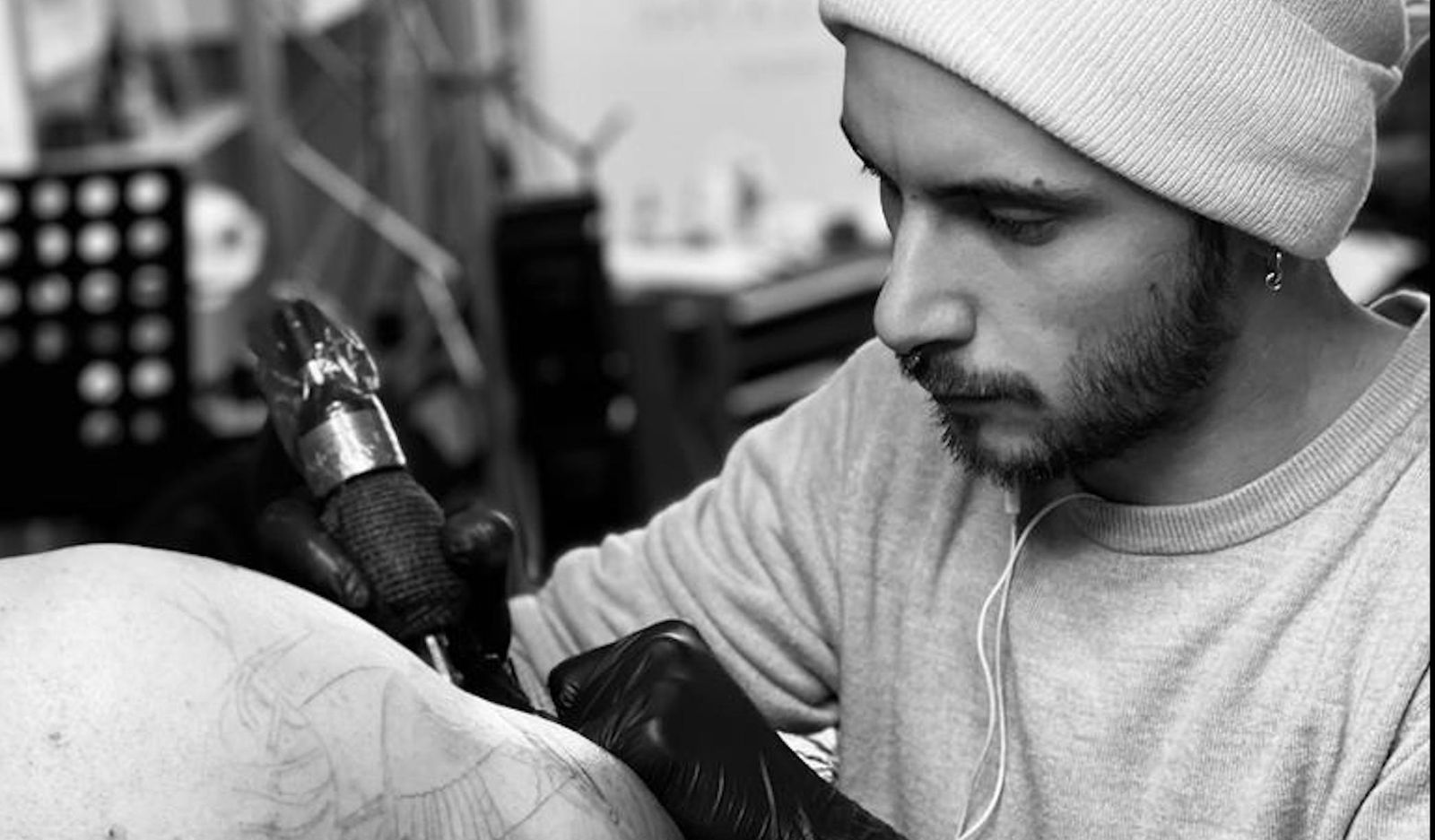 Adrianbird tatuando