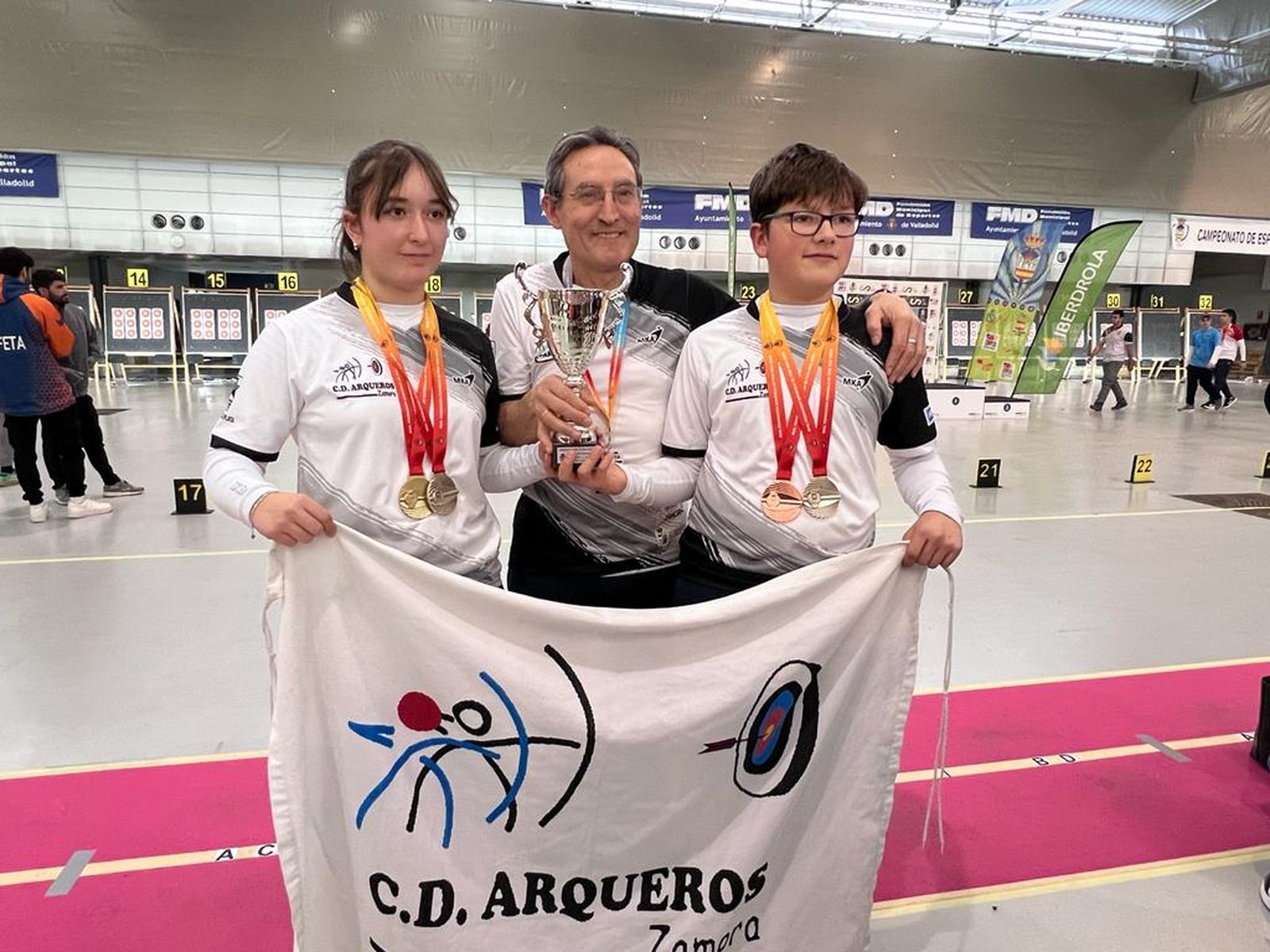 Los doble medallistas junto a su técnico.
