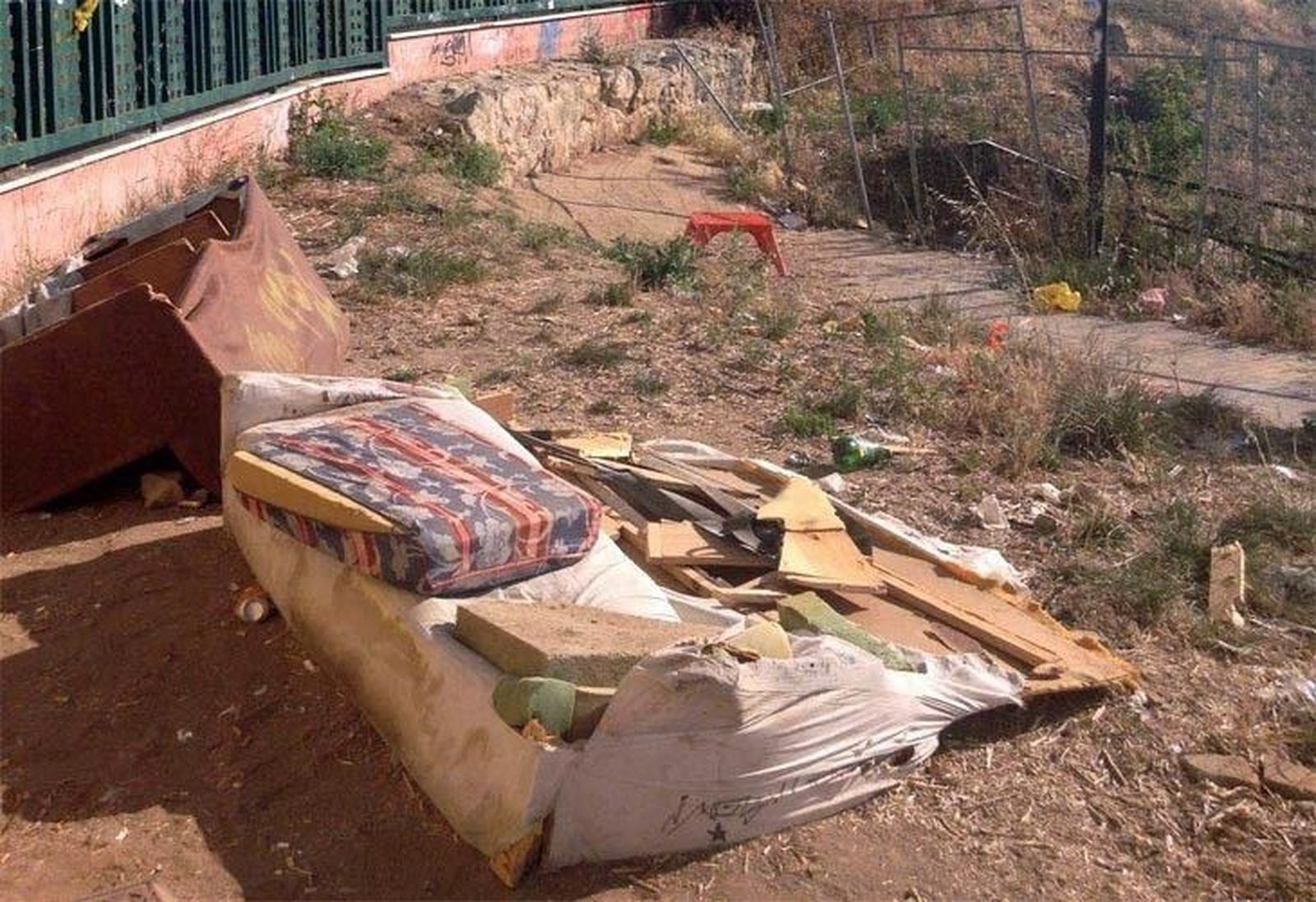 El PP solicita una intervención urgente para adecentar el paso de Los Almendros a la Morana