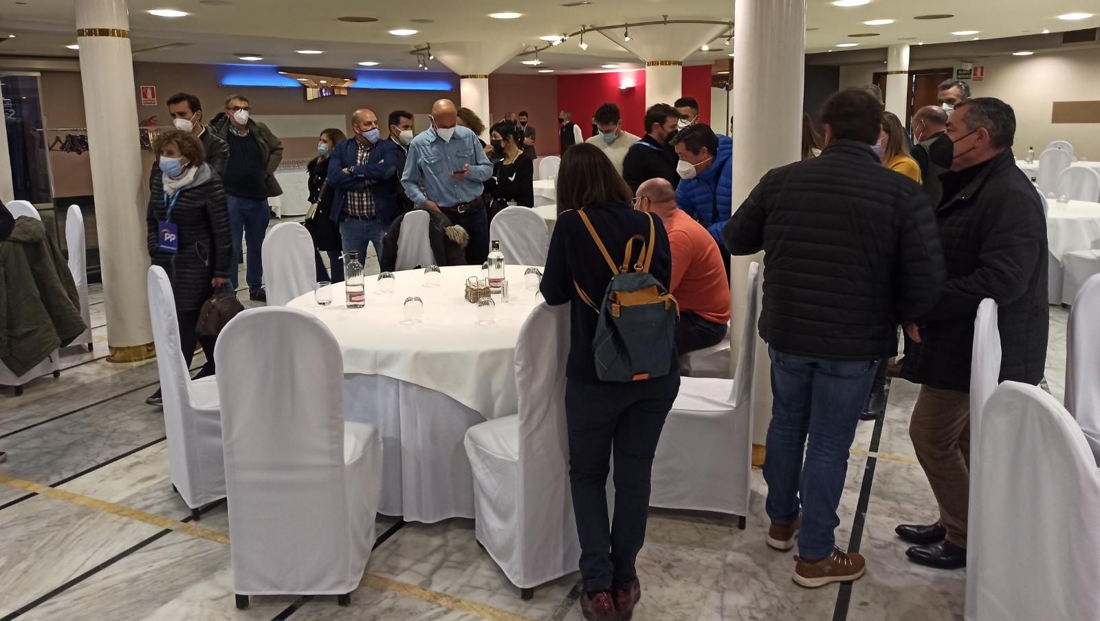 Apoderados e interventores del PP llegan al cuartel general de los populares