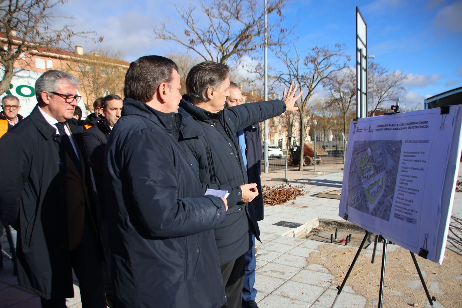 Visita de las obras de construcción de la nueva plaza de Vistahermosa