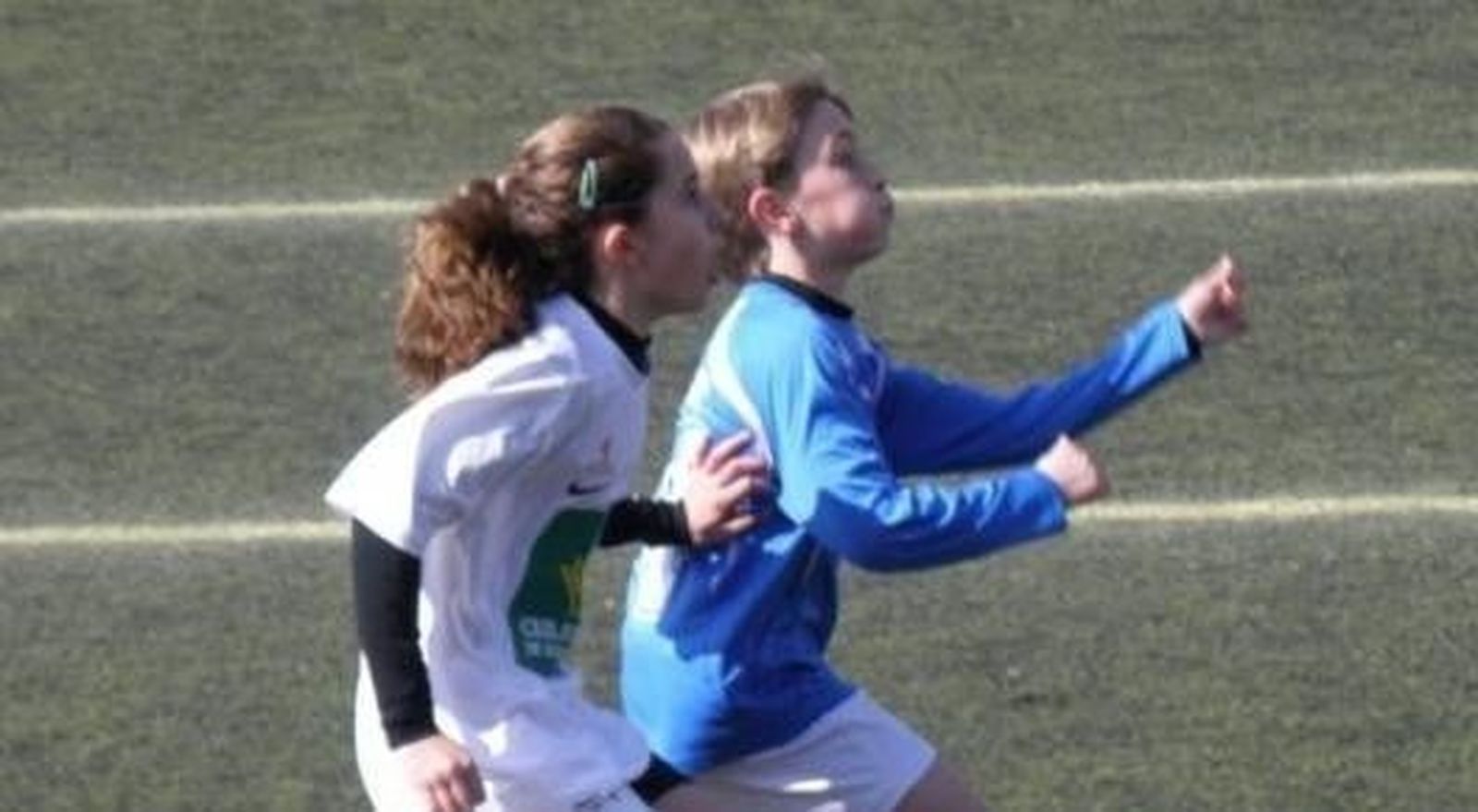 Niños en campos de fútbol.