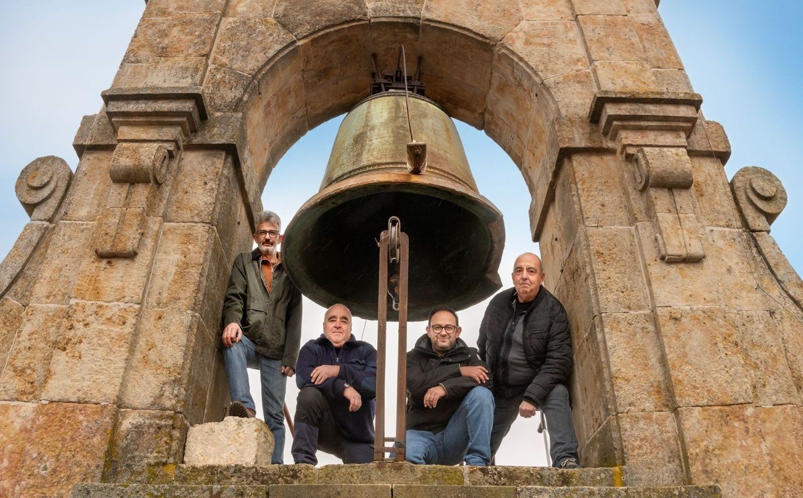 Los hermanos José Luis y Jesús Paniagua junto a Ángel y Miguel González, personas encargadas de dar el Campanazo en el Carnaval del Toro 2025. Foto Emilio Estudio Los hermanos José Luis y Jesús Paniagua junto a Ángel y Miguel González, personas encargadas de dar el Campanazo en el Carnaval del Toro 2025. Foto Emilio Estudio