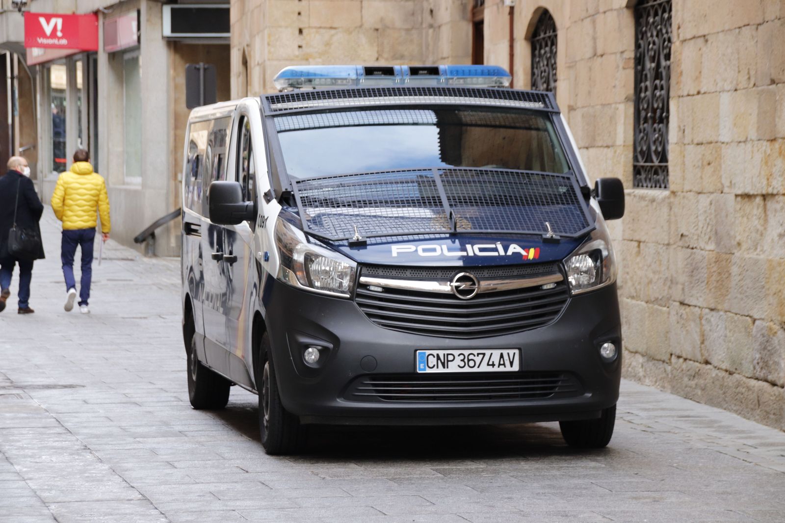 Furgón de la policía nacional en la Calle Zamora