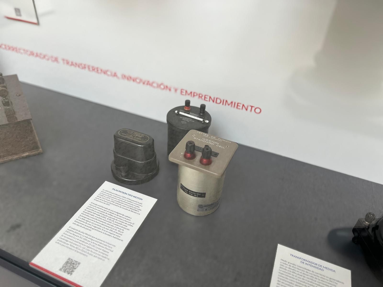 Colección del Laboratorio de Física en el Claustro del Edificio Trilingüe de la Facultad de Ciencias