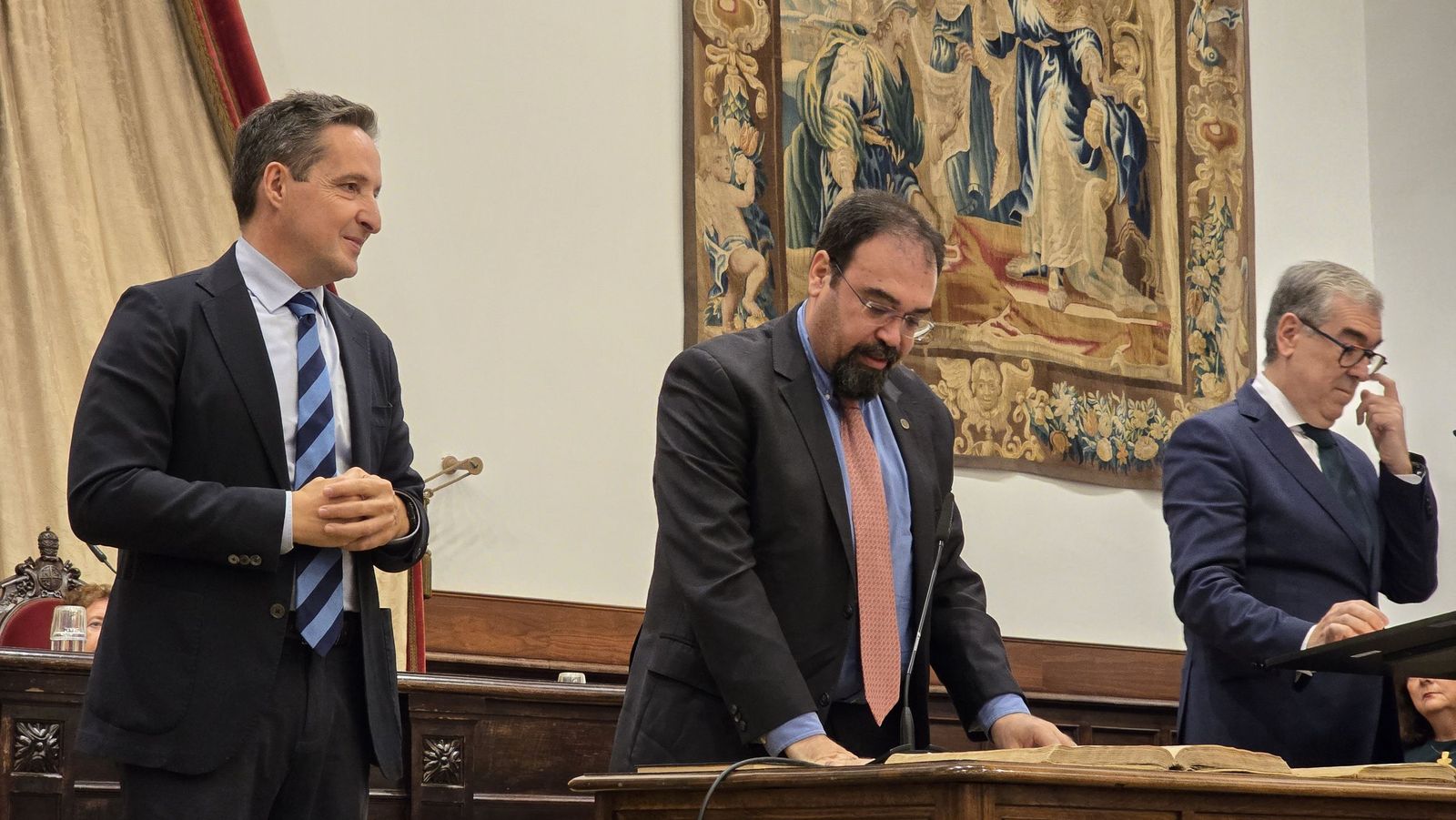 El rector de la Universidad de Salamanca preside el acto de toma de posesión de nuevos cargos académicos y del personal docente e investigador