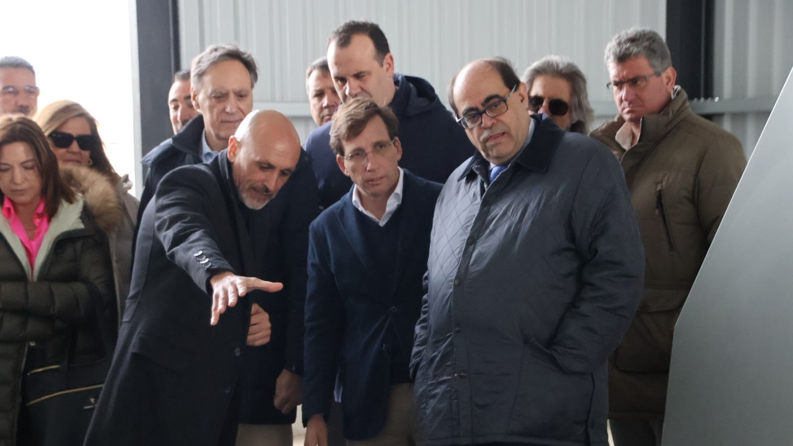 José Luis Martínez Almeida y Carlos García Carbayo, atienden a los medios de comunicación antes de realizar una visita al Puerto Seco de Salamanca