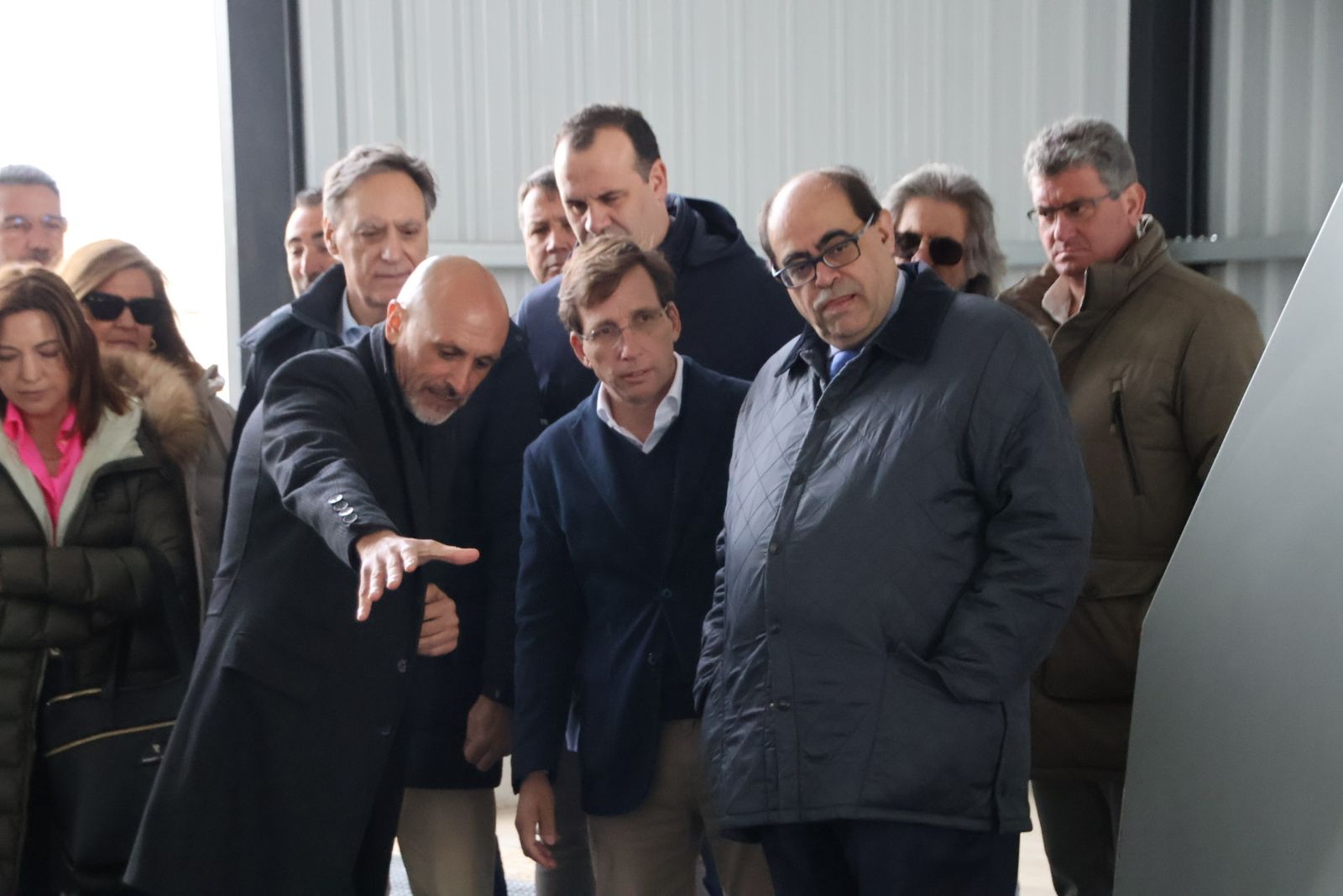 José Luis Martínez Almeida y Carlos García Carbayo, atienden a los medios de comunicación antes de realizar una visita al Puerto Seco de Salamanca