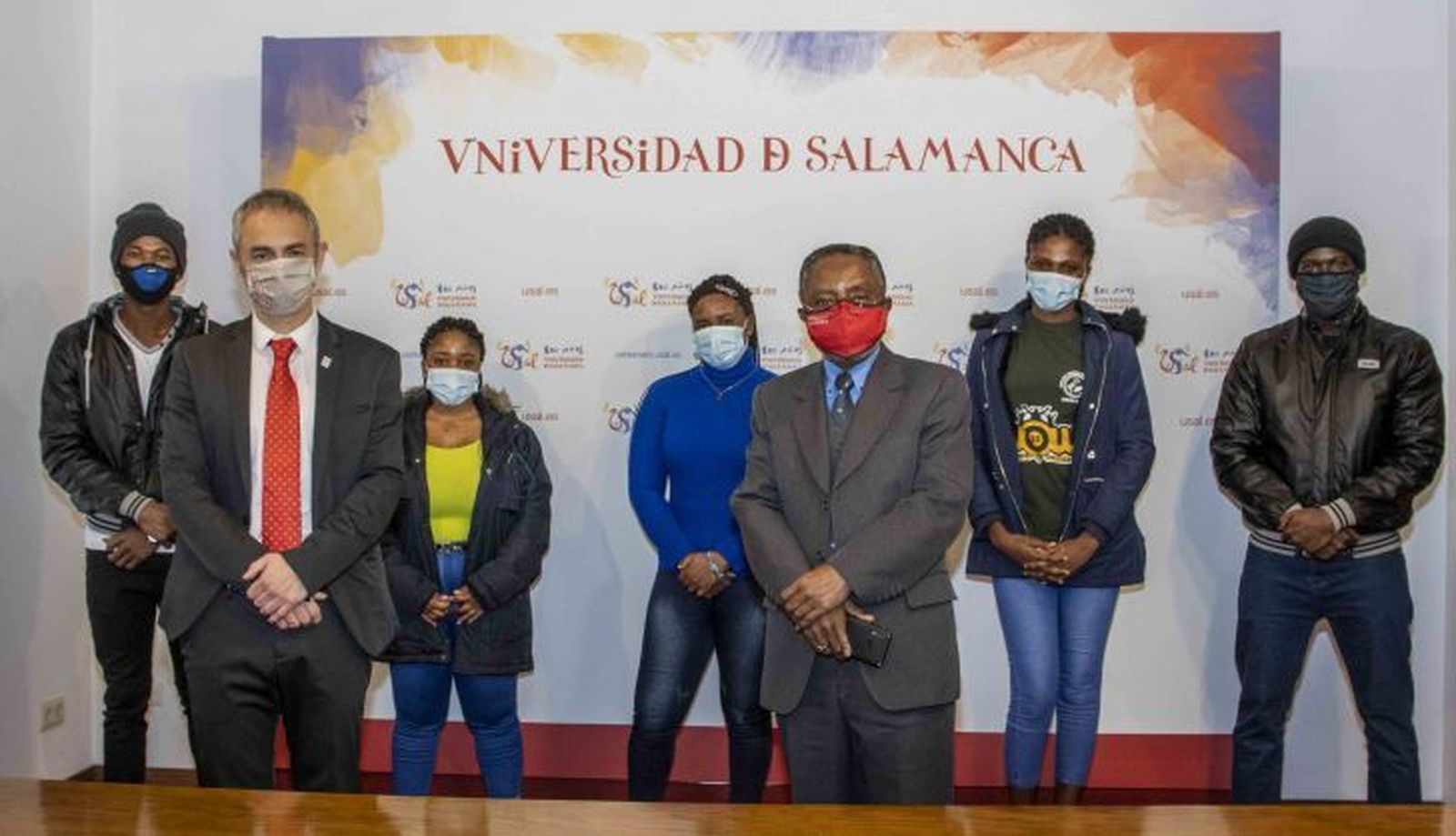 Los estudiantes junto al rector y al catedratico de filologia francesa justo bolekia boleka 1 728x418