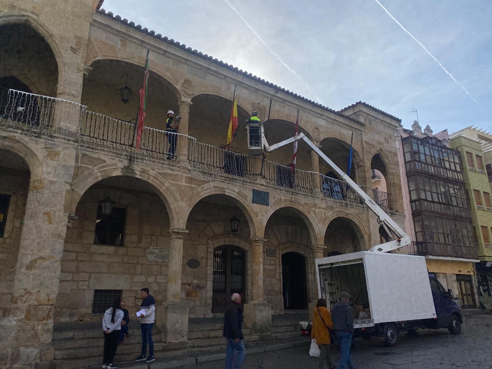 Imagen de los operarios trabajando en la Plaza Mayor