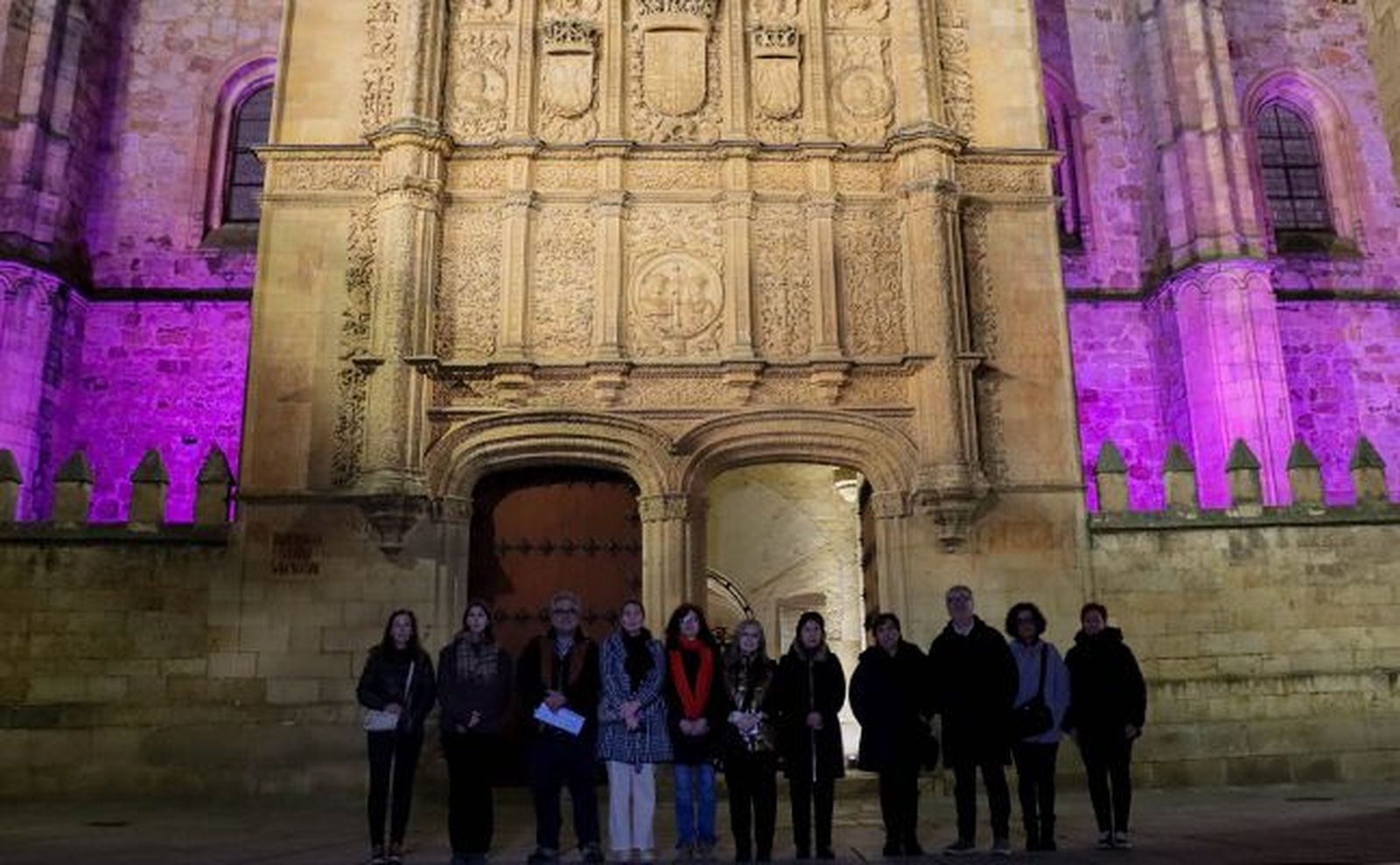 Fachada Universidad iluminada