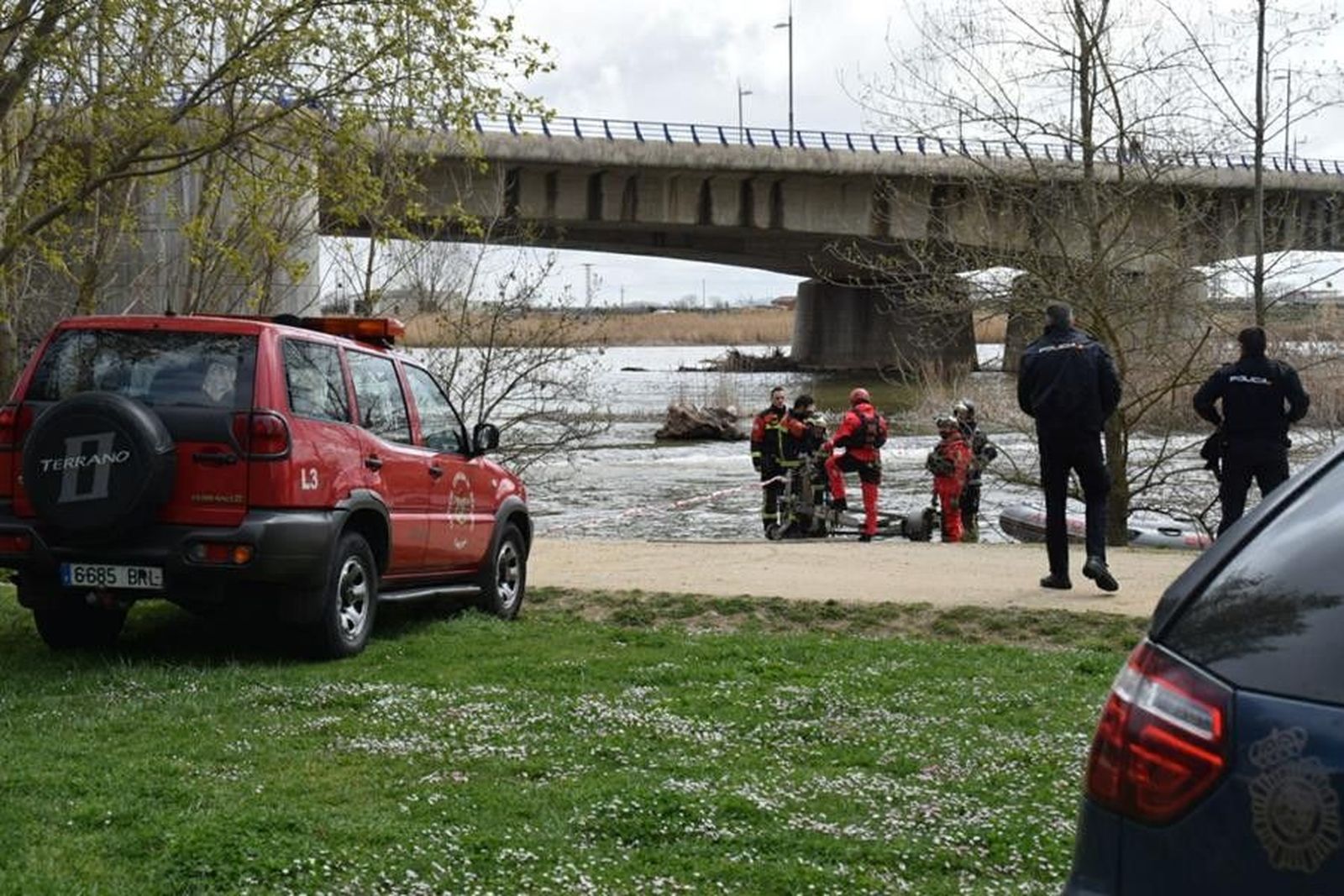 Bomberos busqueda río Bomberos busqueda río