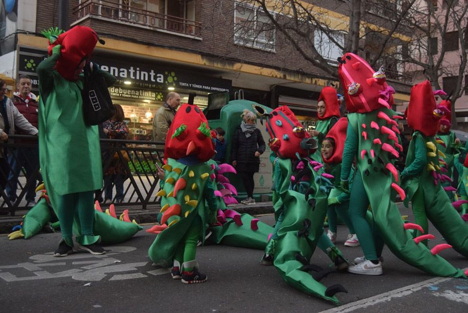 Los mejores disfraces dan color a la ciudad con el segundo desfile de Carnaval (252)