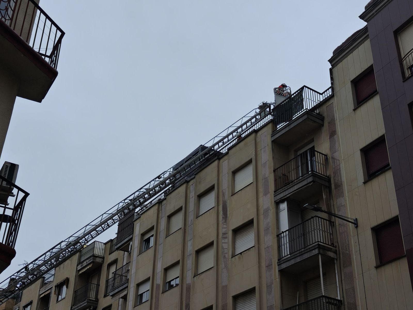 Una antena cae en la vía pública en el paseo del Gran Capitán