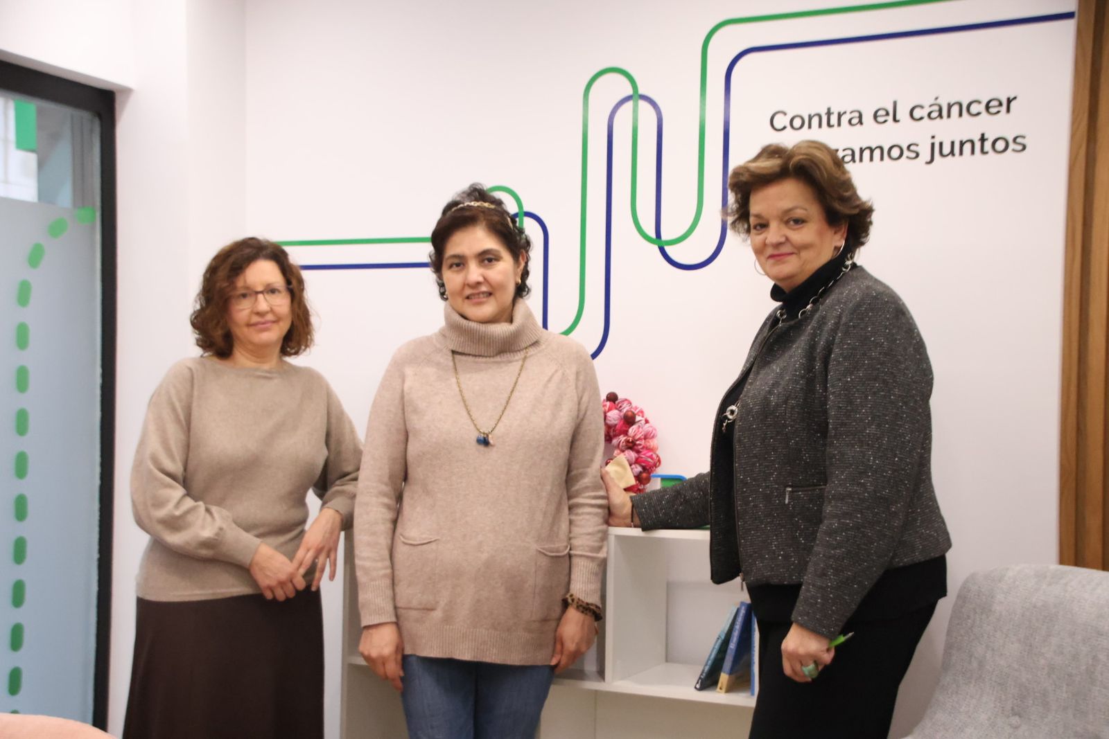 Sara Batanero y Pilar Carreto, psicólogas de la AECC, junto a Reyna paciente oncológica.