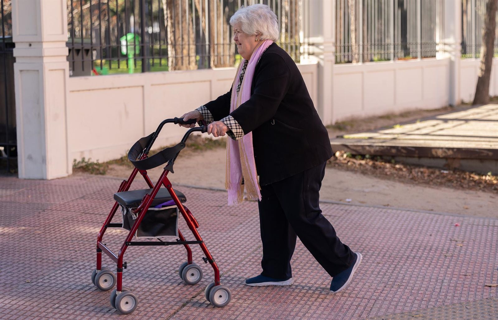 Una persona camina con un andador. - Eduardo Parra - Europa Press - Archivo