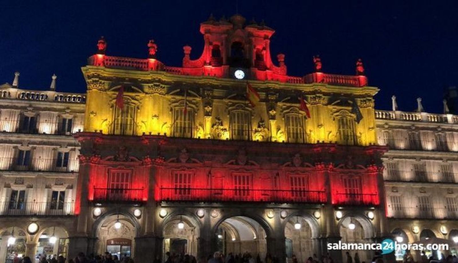 Fachada iluminada con motivo de la Fiesta Nacional.