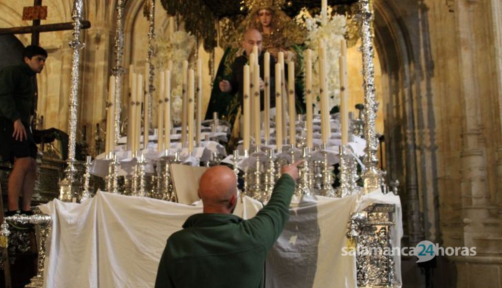 Montaje del paso de la virgen de la Esperanza