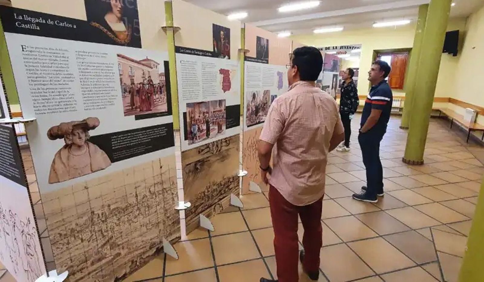 Varios vecinos visitan la exposición BENAVENTE DIGITAL