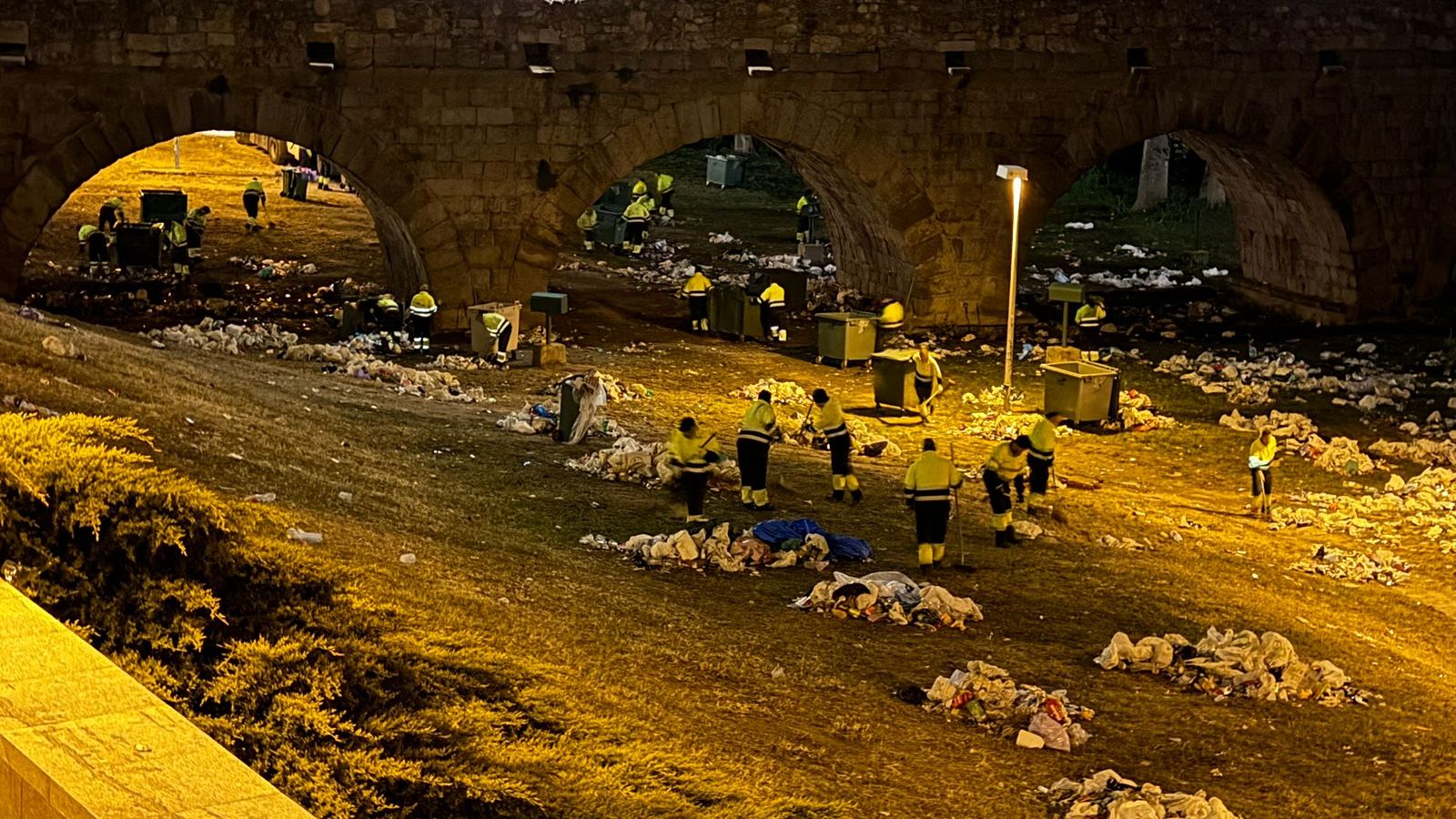 Limpieza del Puente Romano tras el lunes de Aguas  (9)